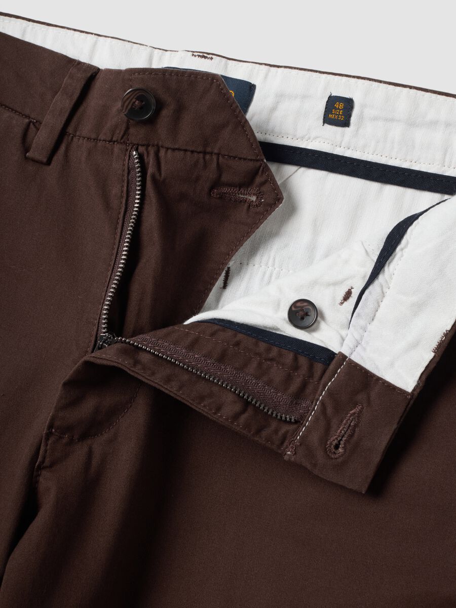 Pantaloni chino marroni in twill di cotone elasticizzato regular fit_5