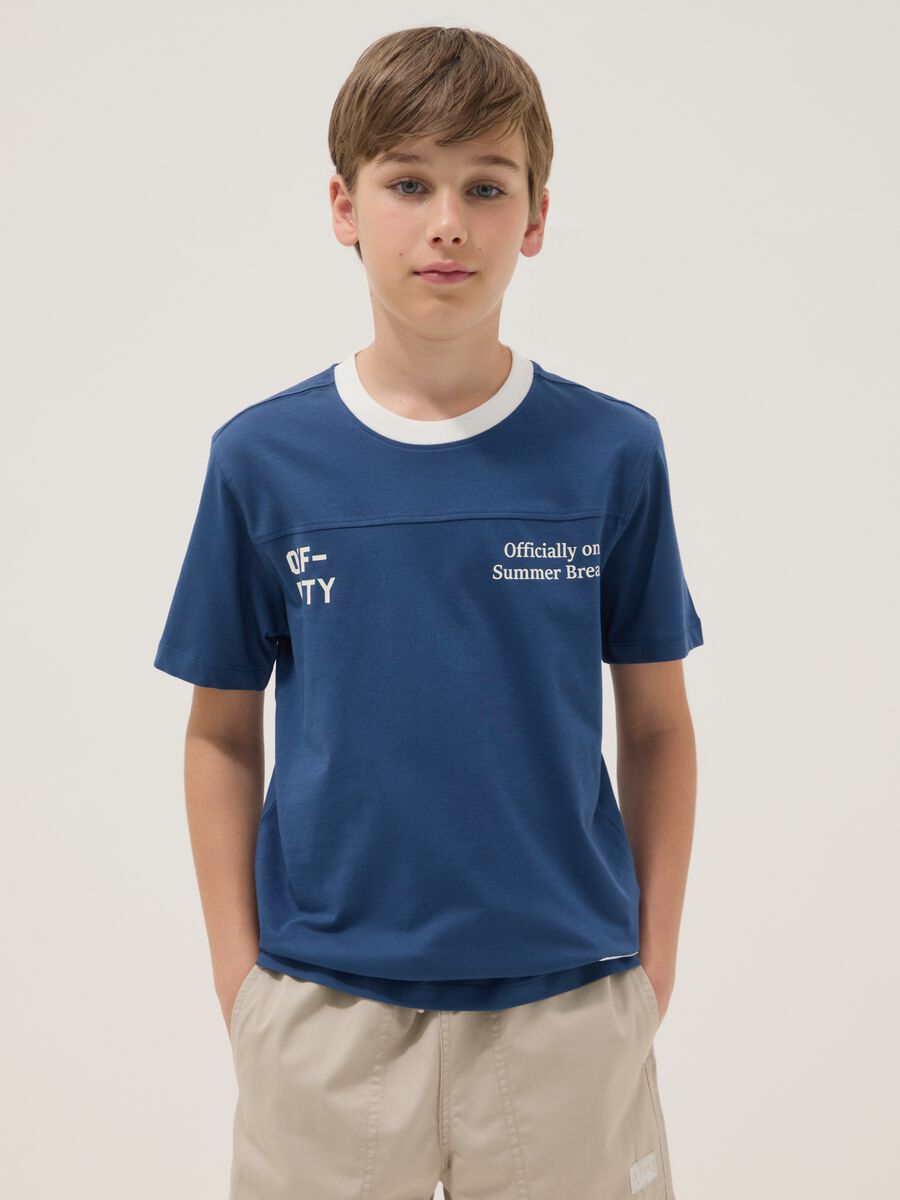 T-shirt in puro cotone blu da ragazzo relaxed fit con collo bianco_0