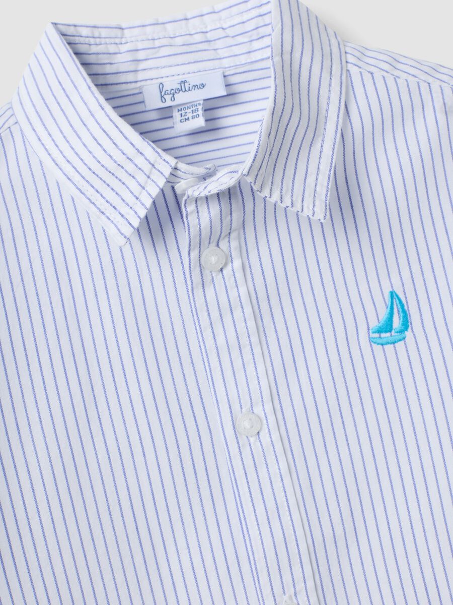 Camicia azzurra a righe in puro cotone con ricamo per bimbo regular fit_2