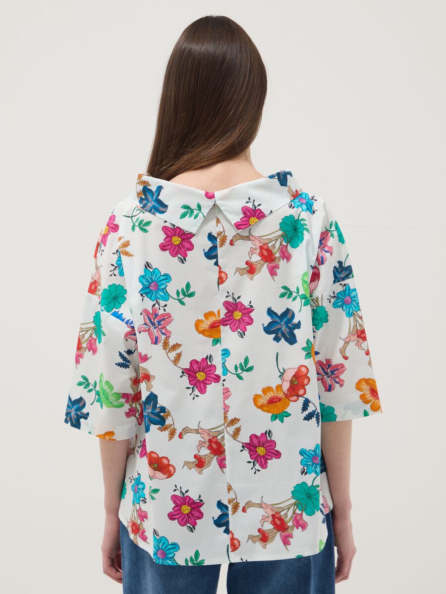 White stretch cotton top with floral print, regular fit_3
