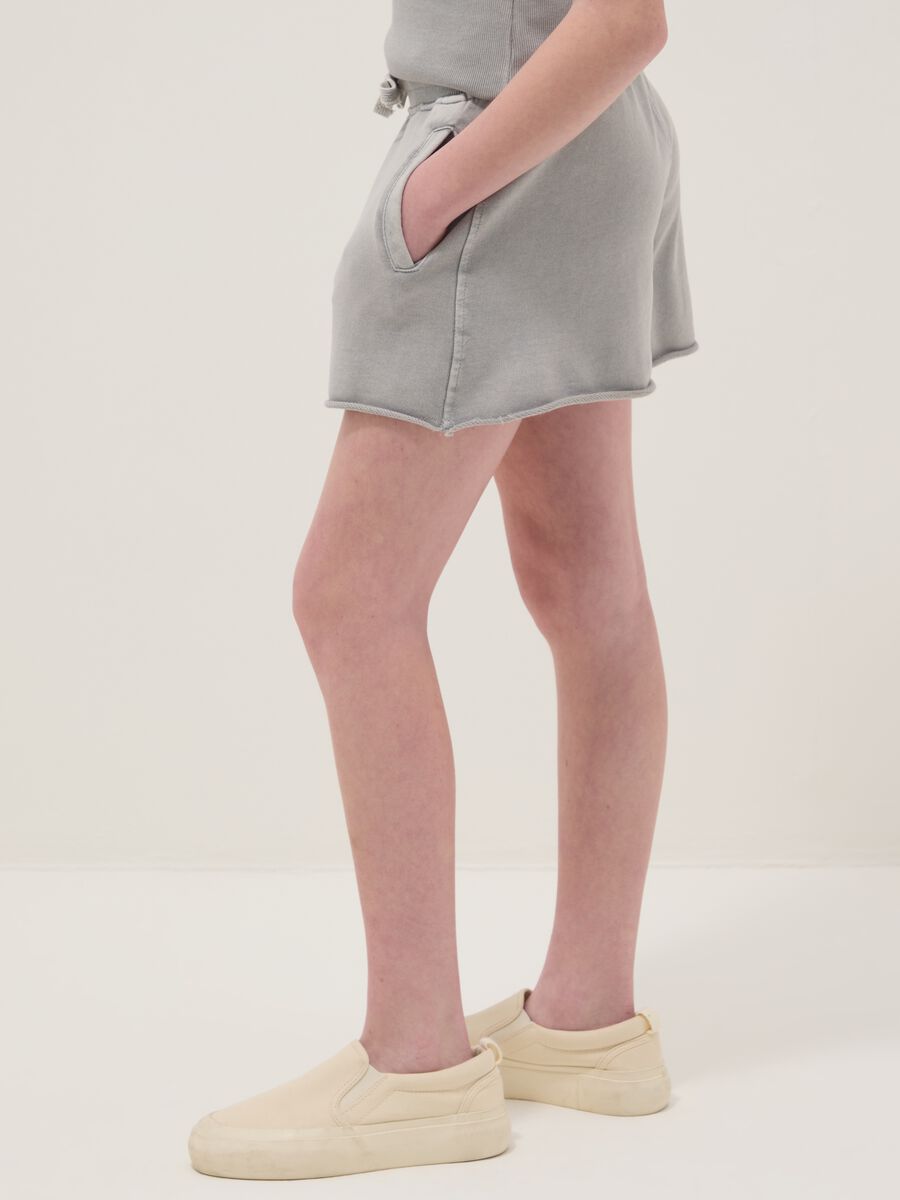 Short grigi in puro cotone con vita elasticizzata regular fit_2