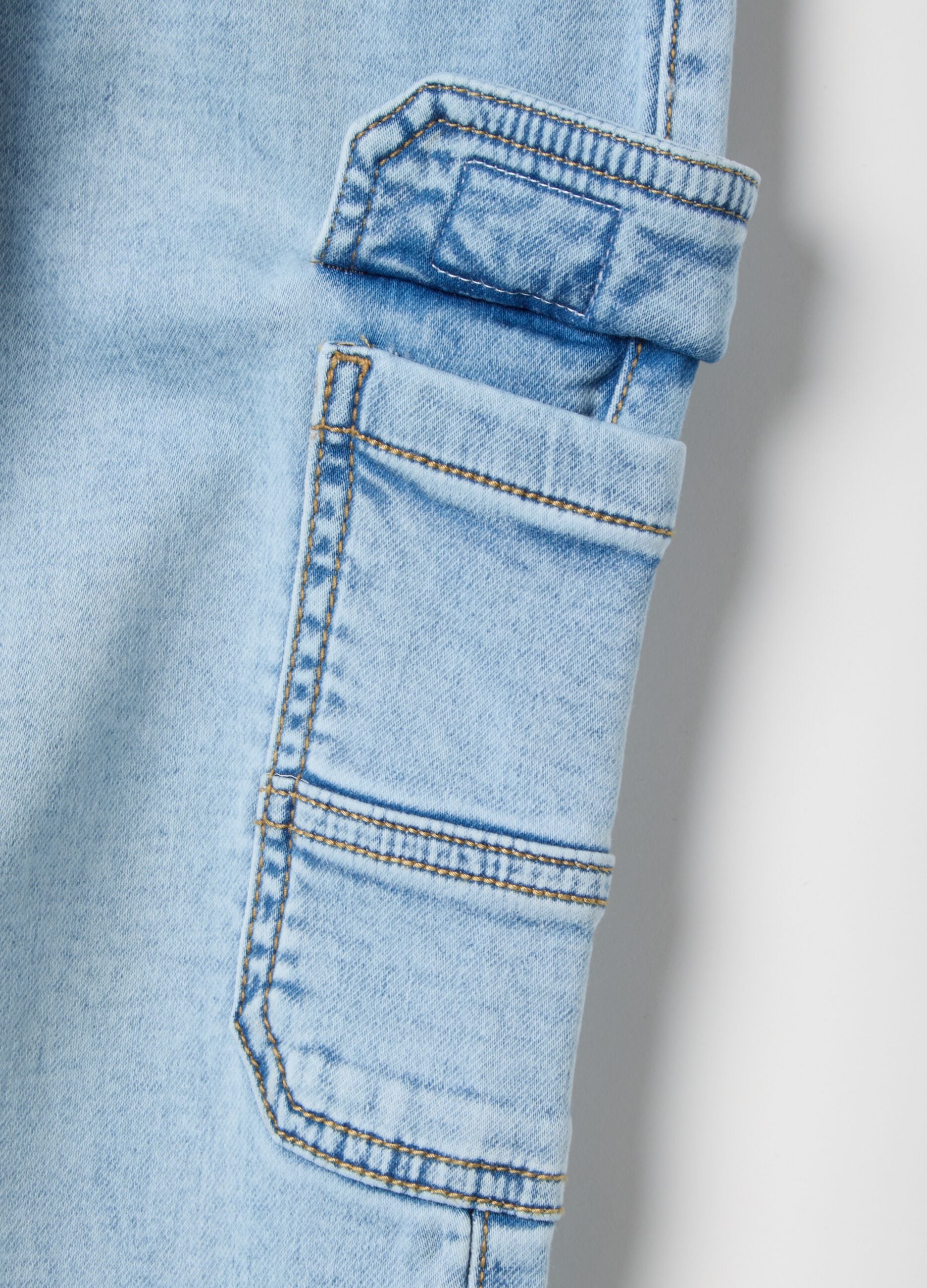 Children's regular fit blue cargo jeans in cotton blend with elastic