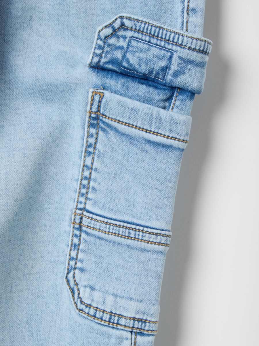 Children's regular fit blue cargo jeans in cotton blend with elastic_2