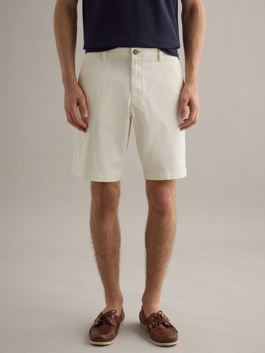 Shorts chino in cotone elasticizzato bianco regular fit_1