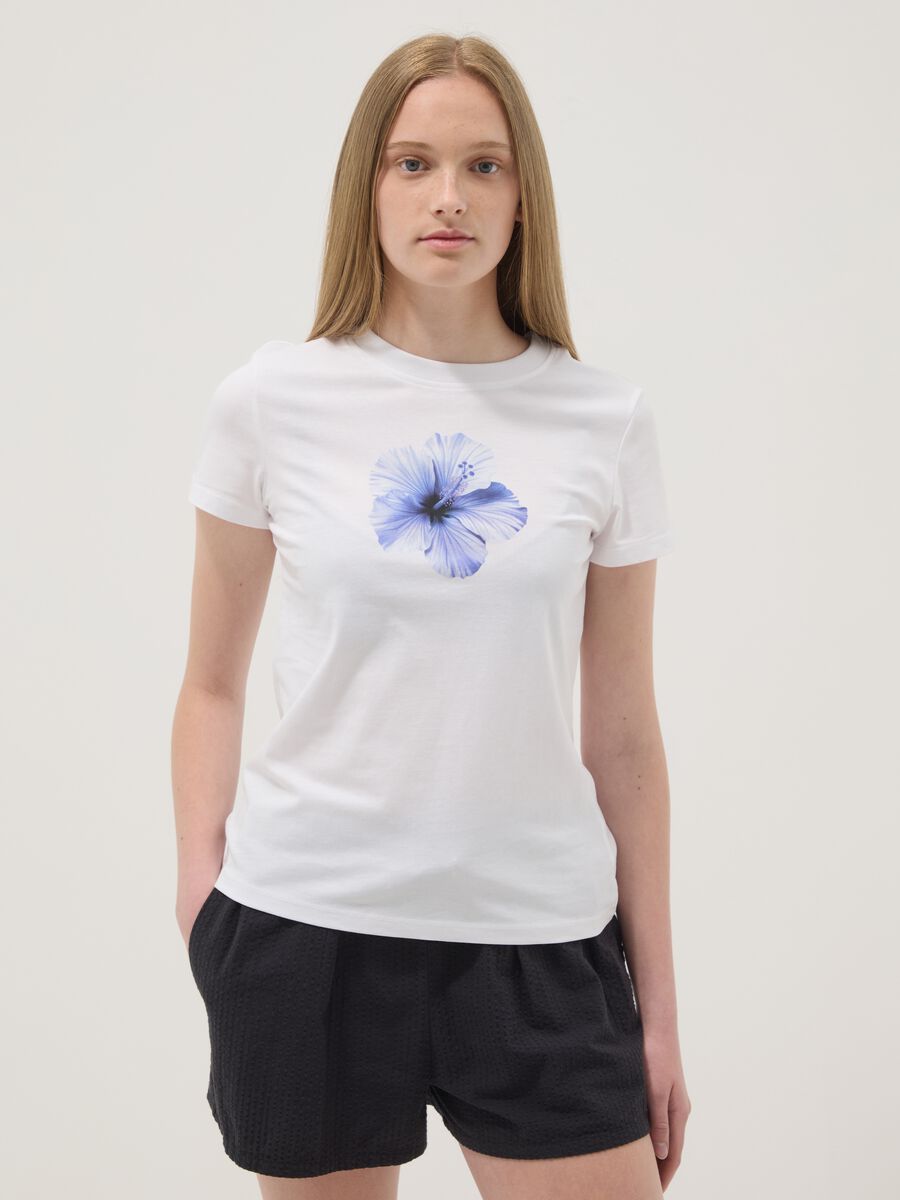 T-shirt bianca in puro cotone con fiore blu per ragazza regular fit_0