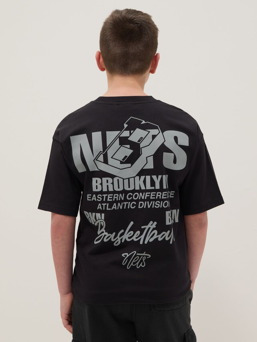 T-shirt in puro cotone nero da bambino over fit con logo Brooklyn Nets_1