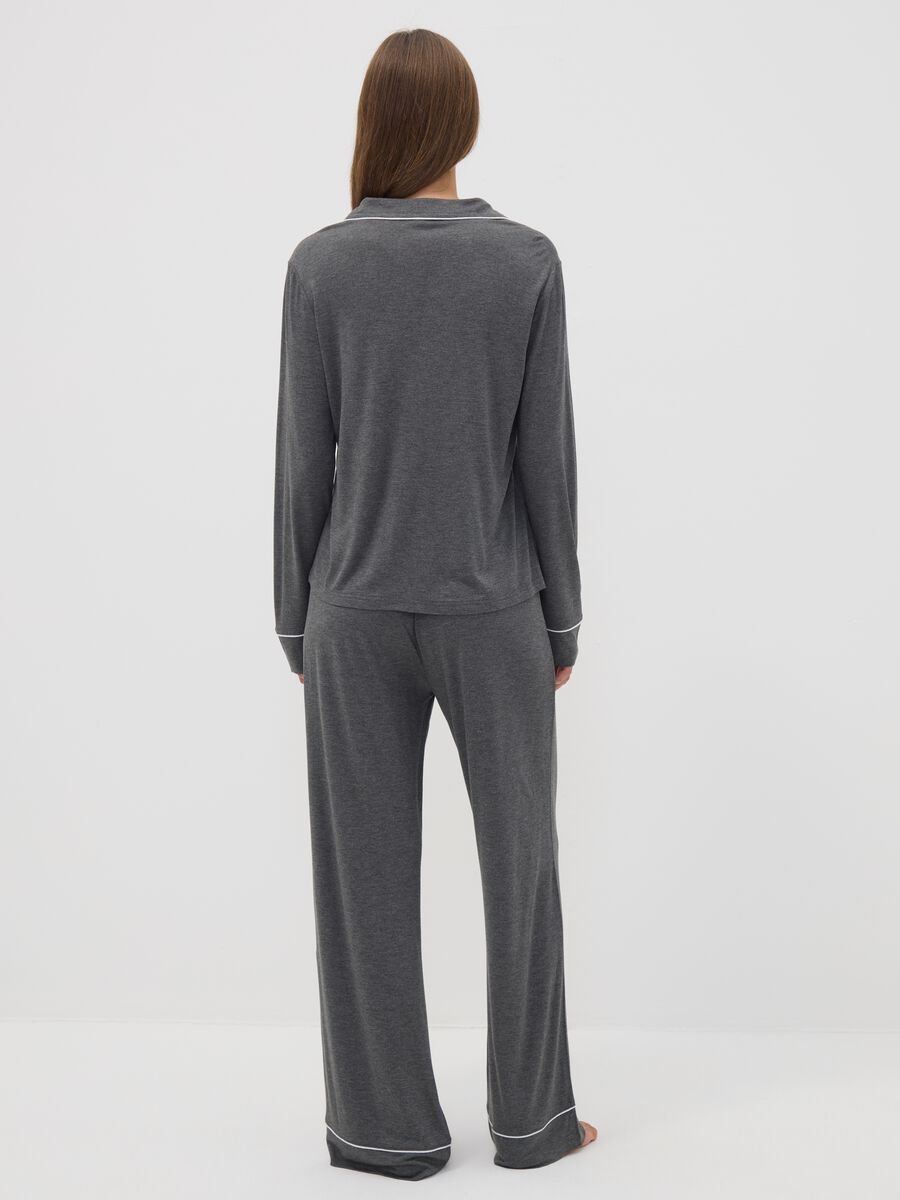 Grey pure viscose pyjamas with V-neck and contrast piping_3