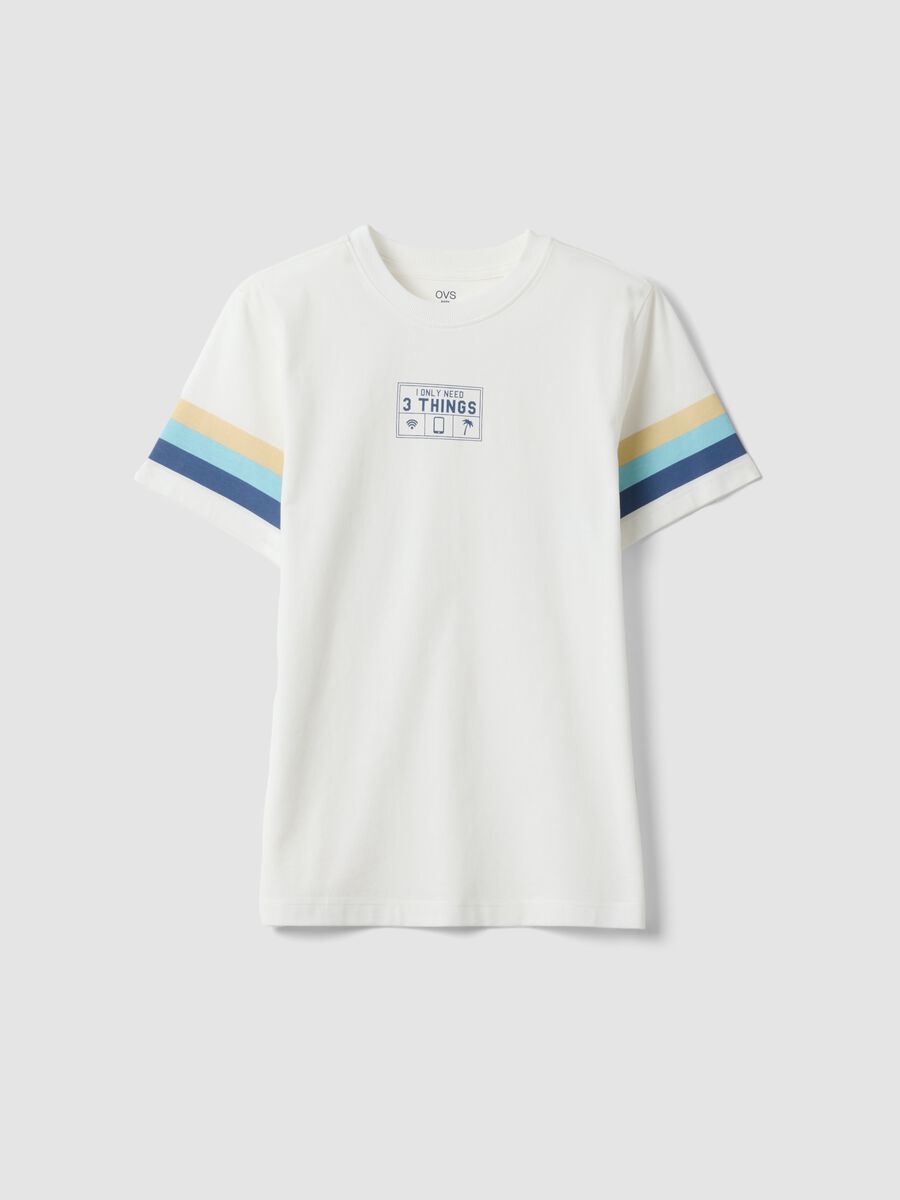 T-shirt bianca in puro cotone da ragazzo con righe sulle maniche_3