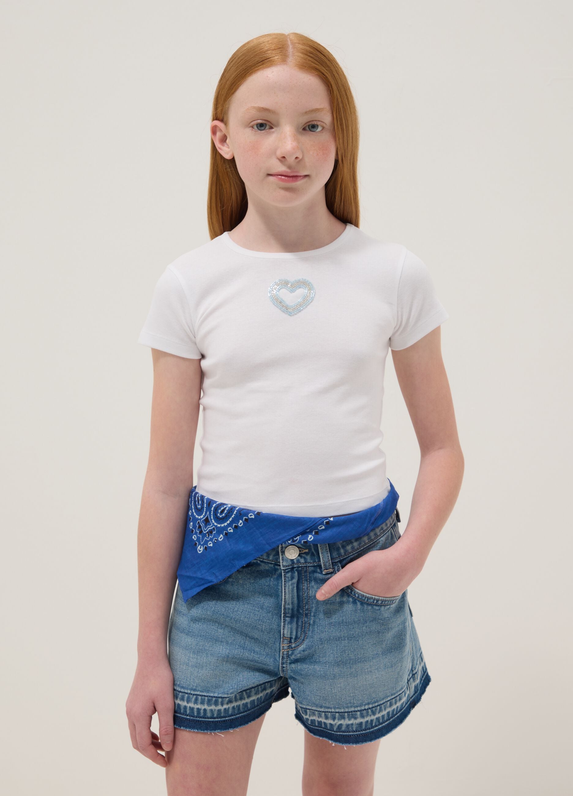 White short-sleeve pure cotton T-shirt with decorative heart