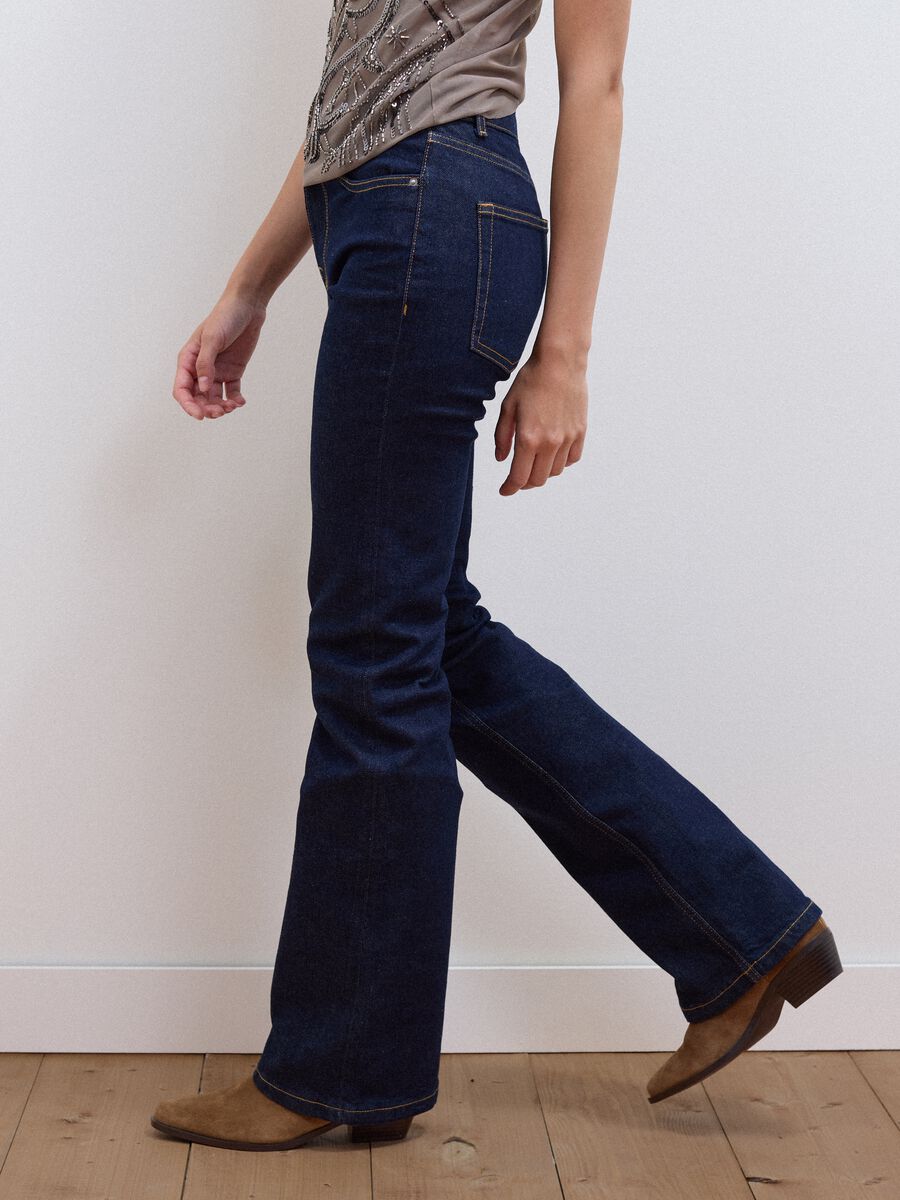 Jeans blu bootcut in cotone elasticizzato_2