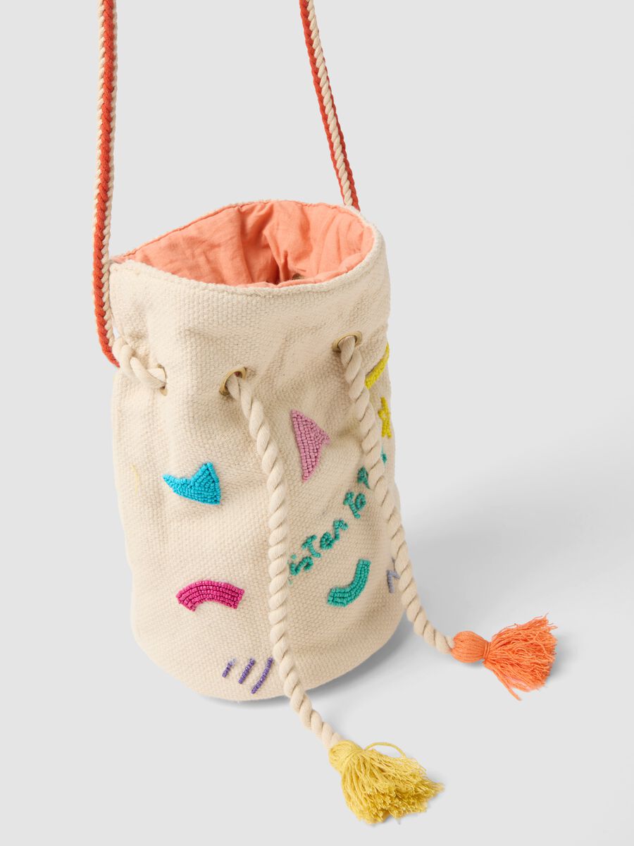 Borsa a secchiello bianca in puro cotone con dettagli crochet colorati_2