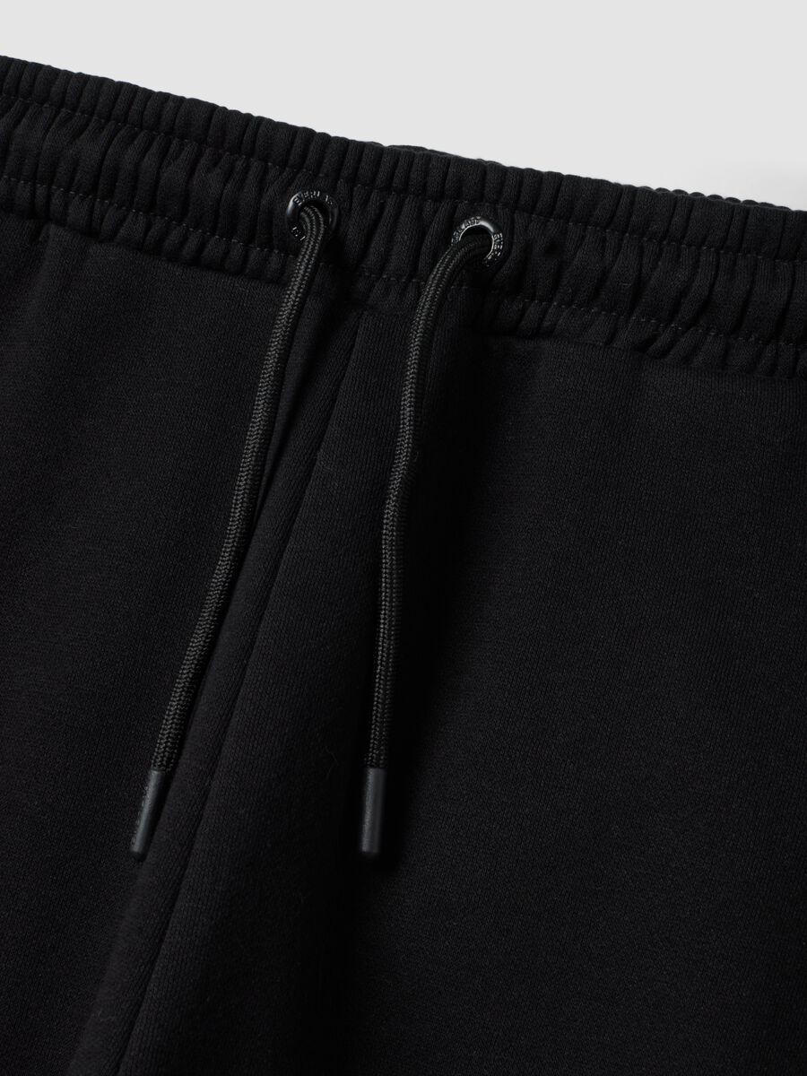 Black cotton-blend joggers with cargo pockets for boys_5
