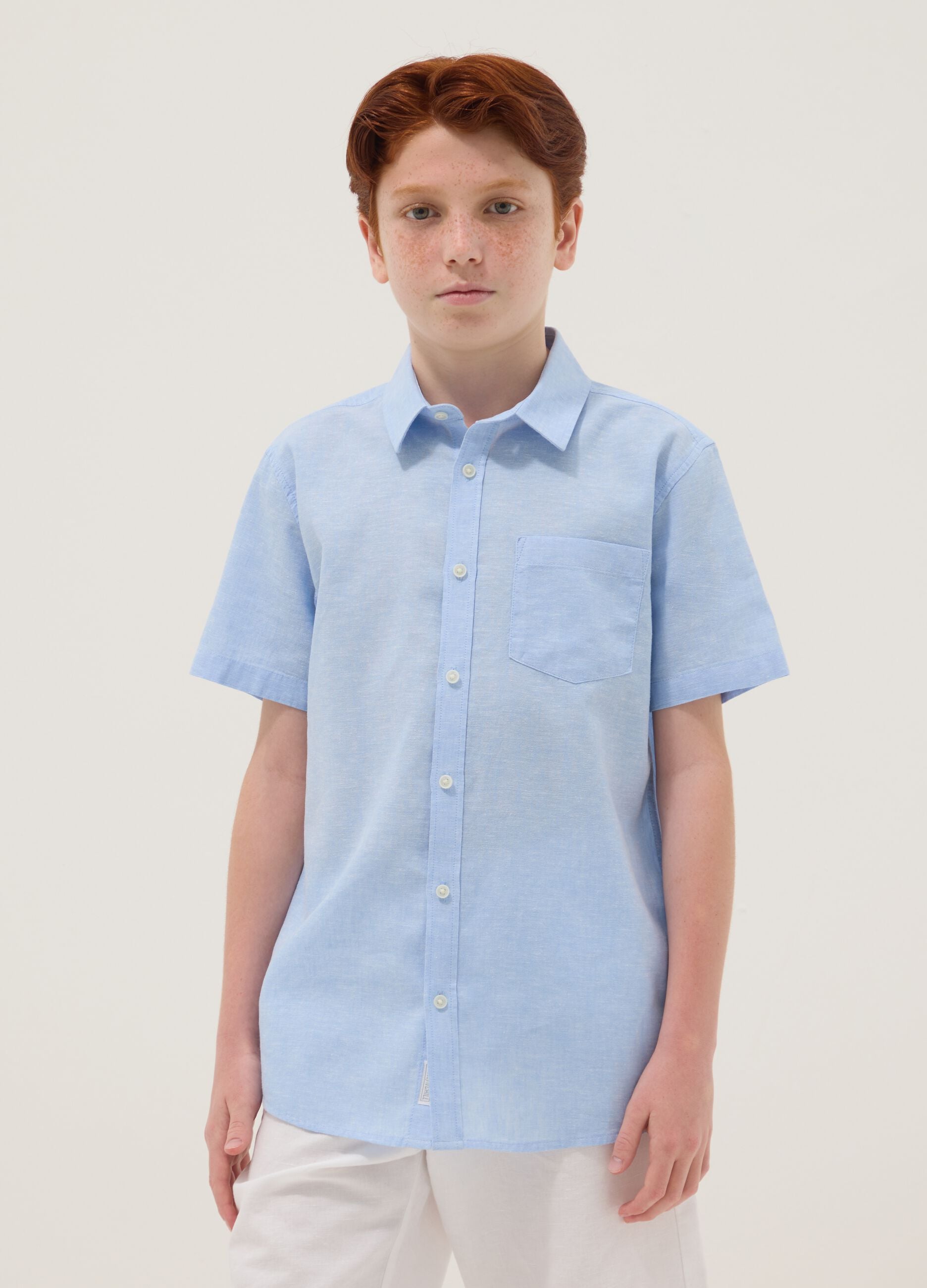 Boys&rsquo; light blue short-sleeve linen-cotton blend shirt, regular fit
