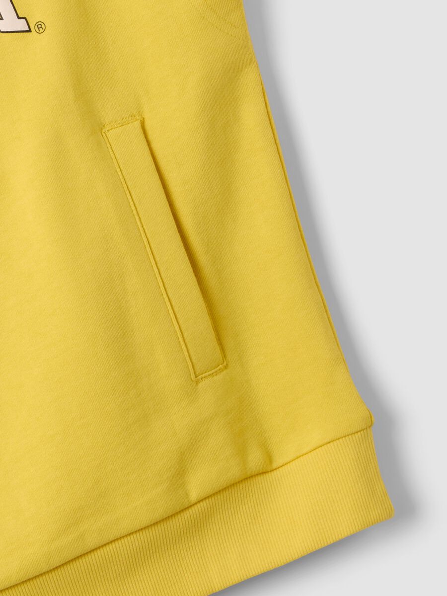 Yellow sleeveless pure cotton hoodie with logo for boys_3