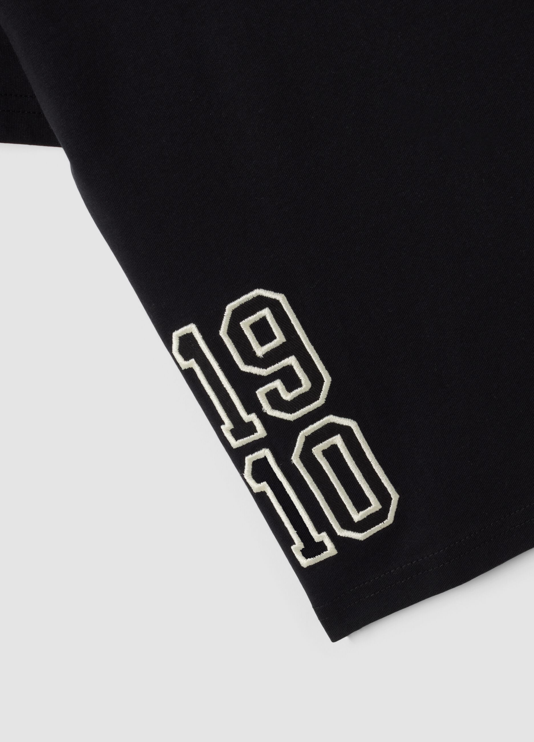 Black pure cotton T-shirt with all-over prints for boys