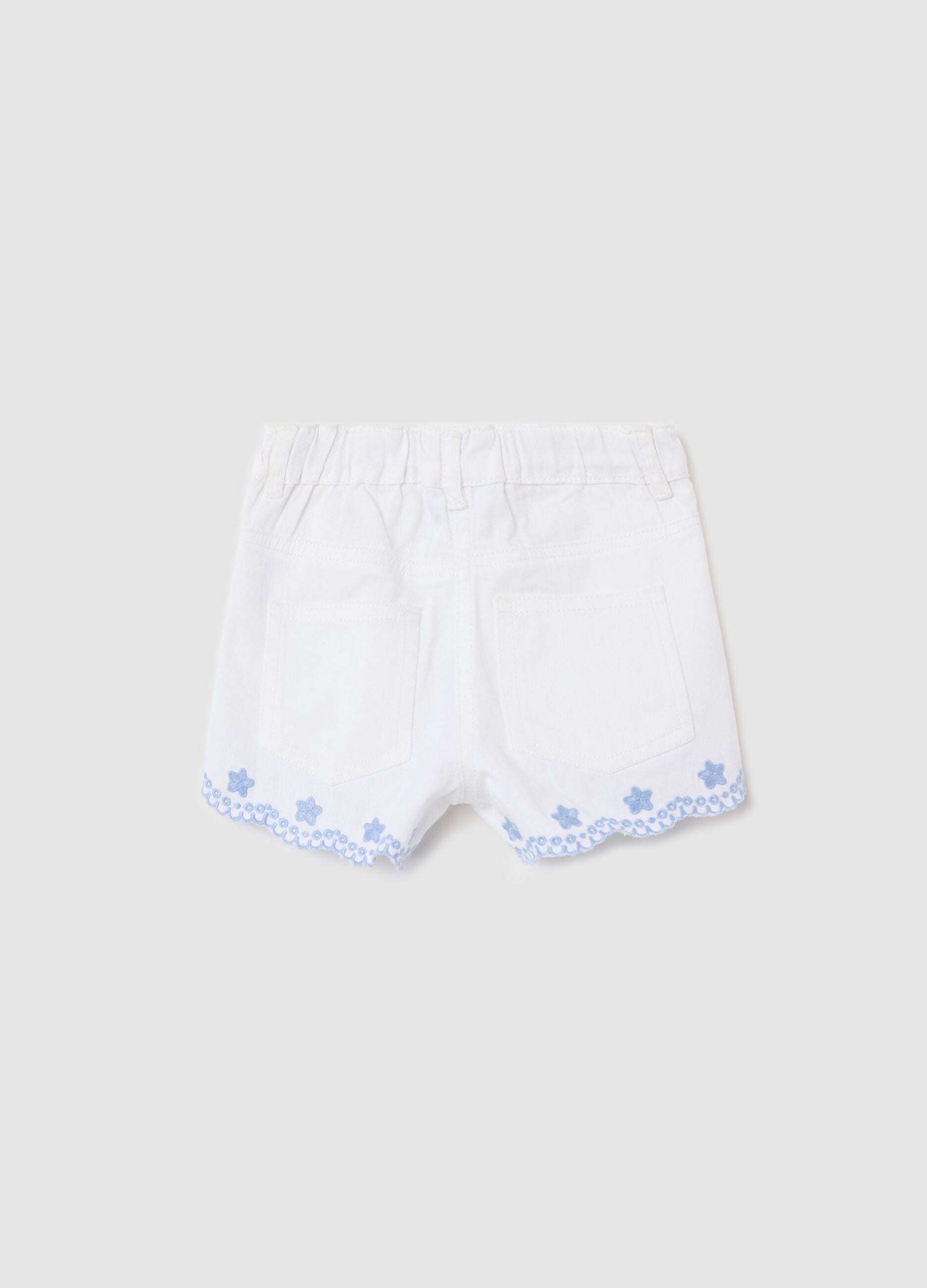 White shorts with floral embroidery in cotton