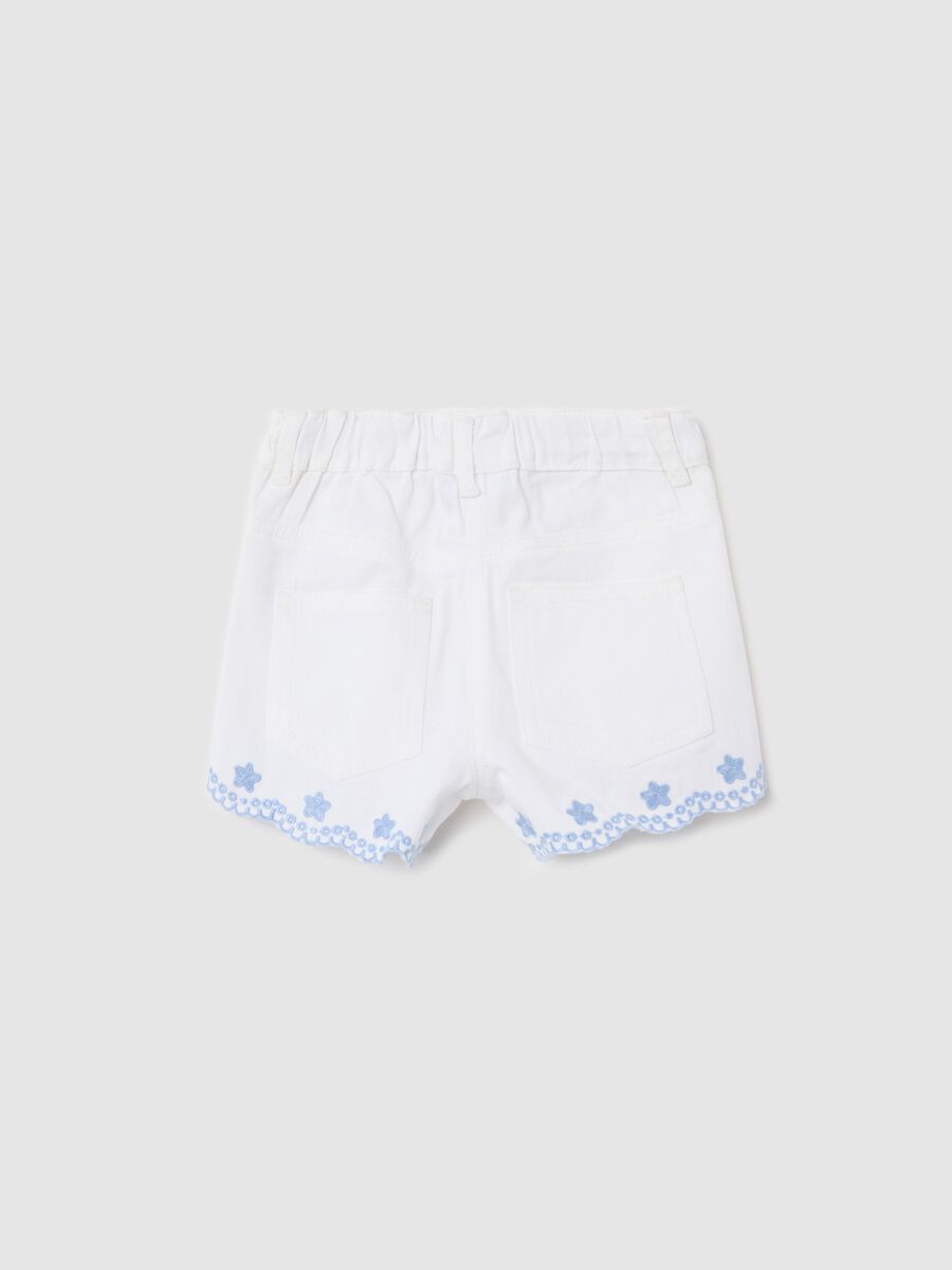 Shorts bianchi con ricamo floreale in cotone_1