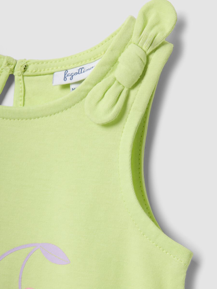 Canotta in puro cotone verde da bimba regular fit con ciliegie_2