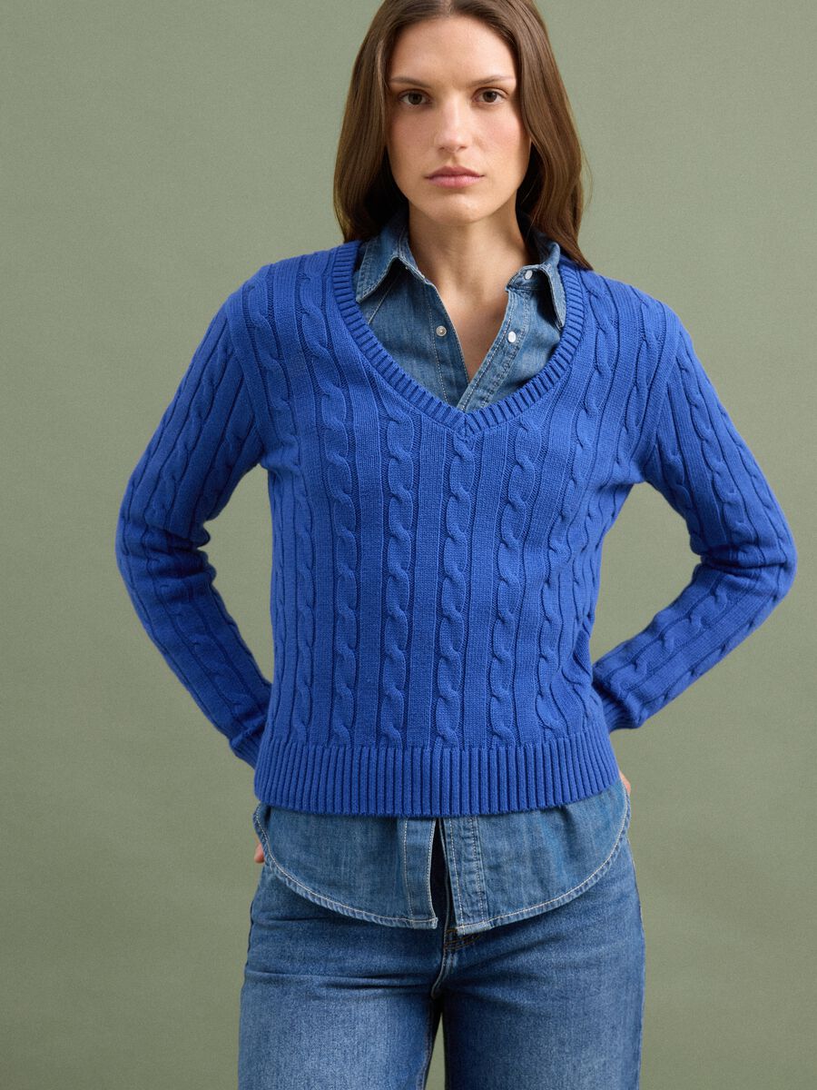 Blue pure cotton cable-knit jumper with deep V-neck_0