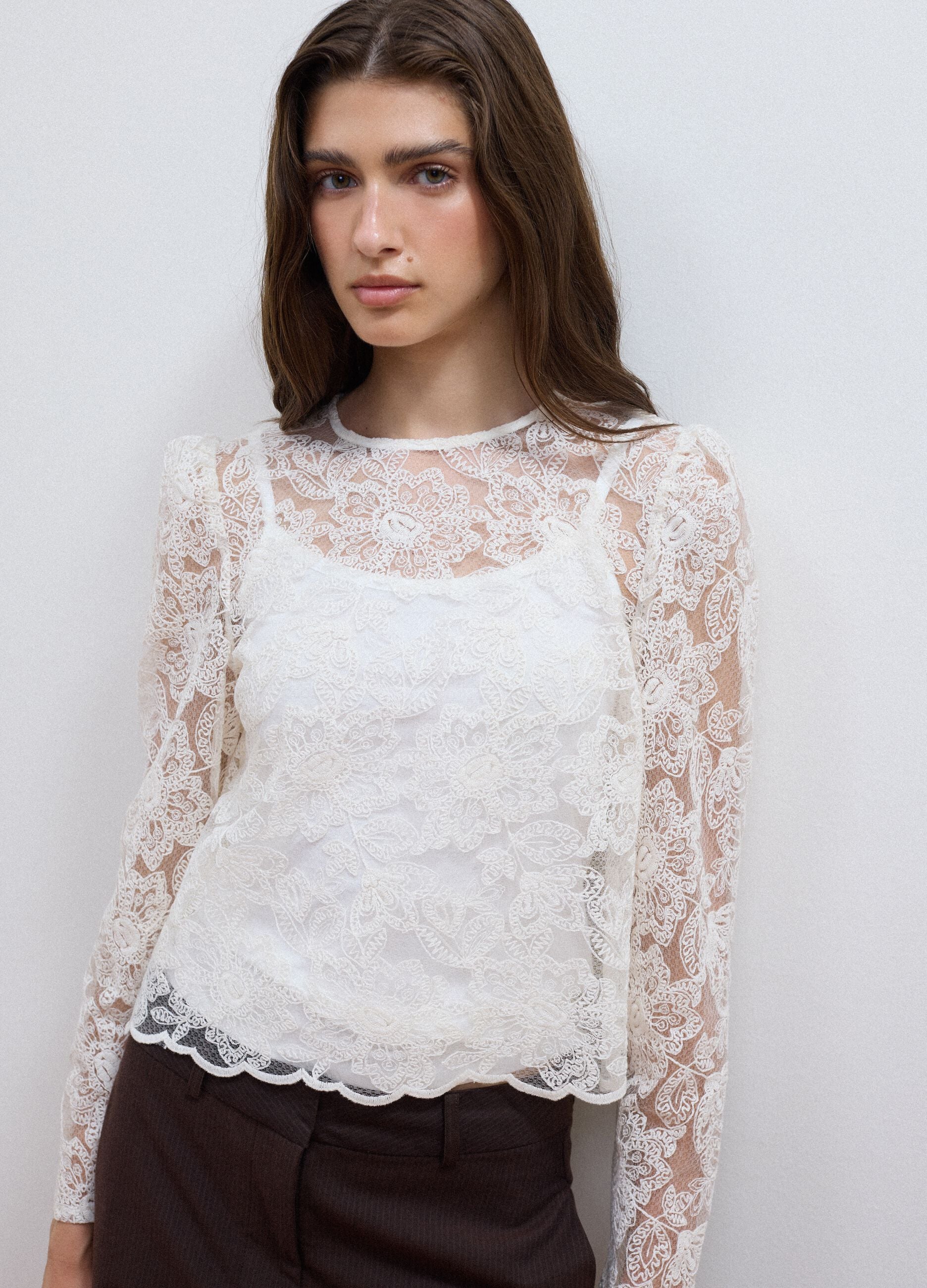 White cotton-blend blouse with floral lace, slim fit