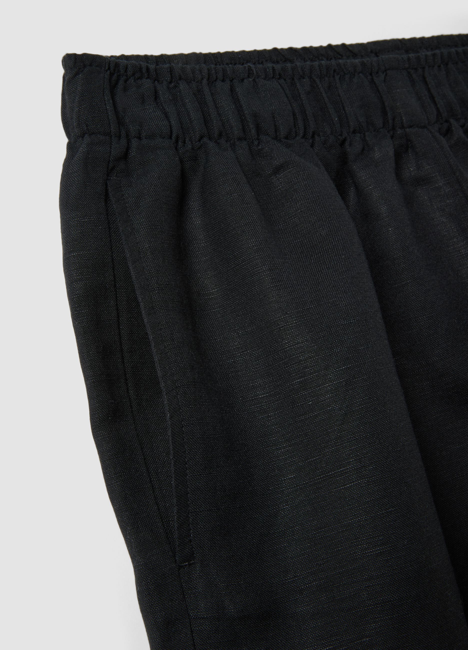 Black linen-viscose blend shorts with elasticated waist, regular fit