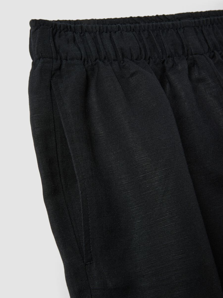 Black linen-viscose blend shorts with elasticated waist, regular fit_5