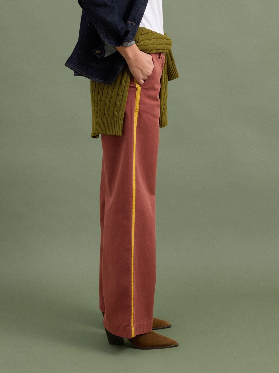 Red wide-leg cotton chino trousers with contrast side stripes_3