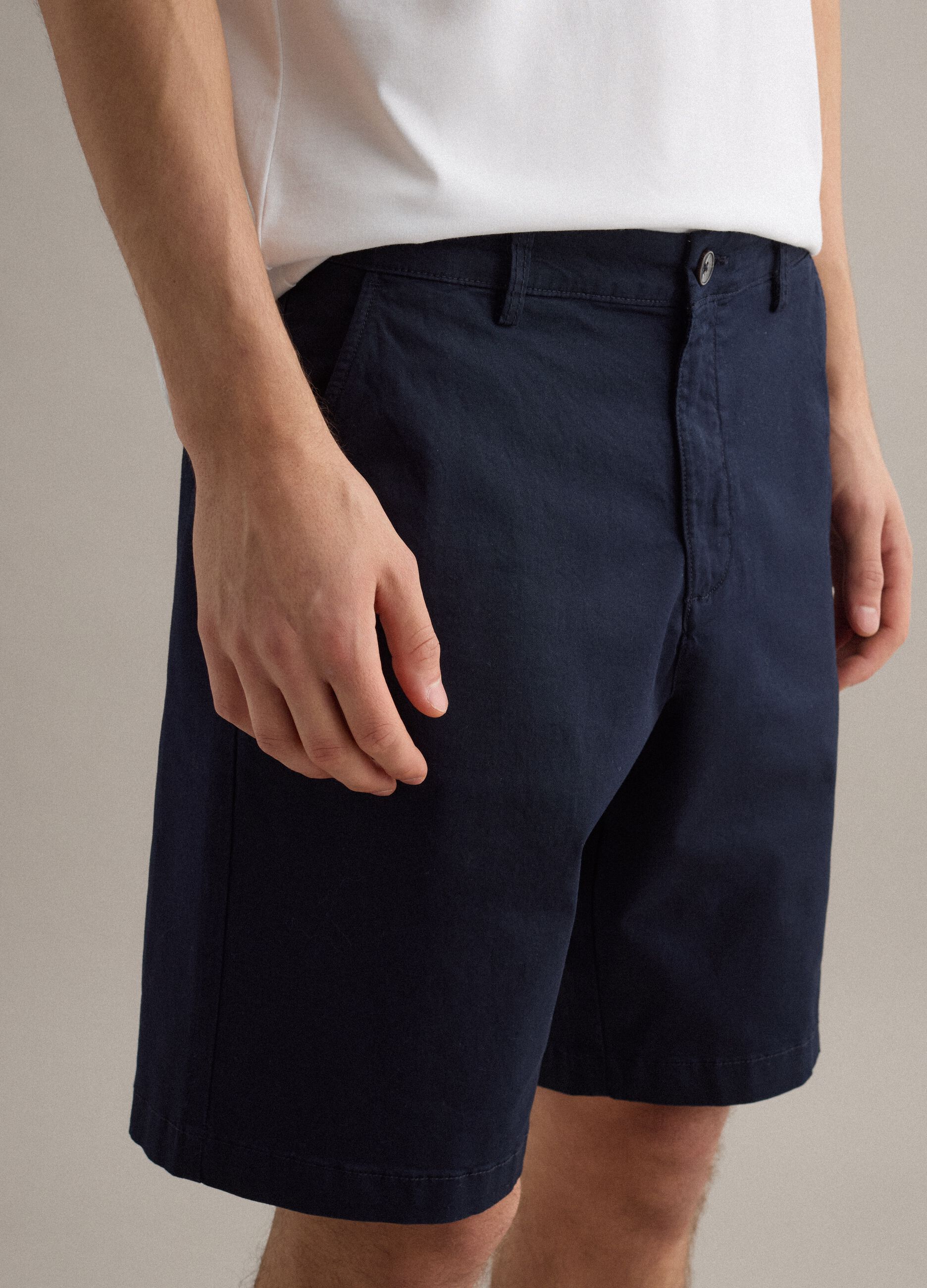 Blue stretch cotton chino shorts, regular fit