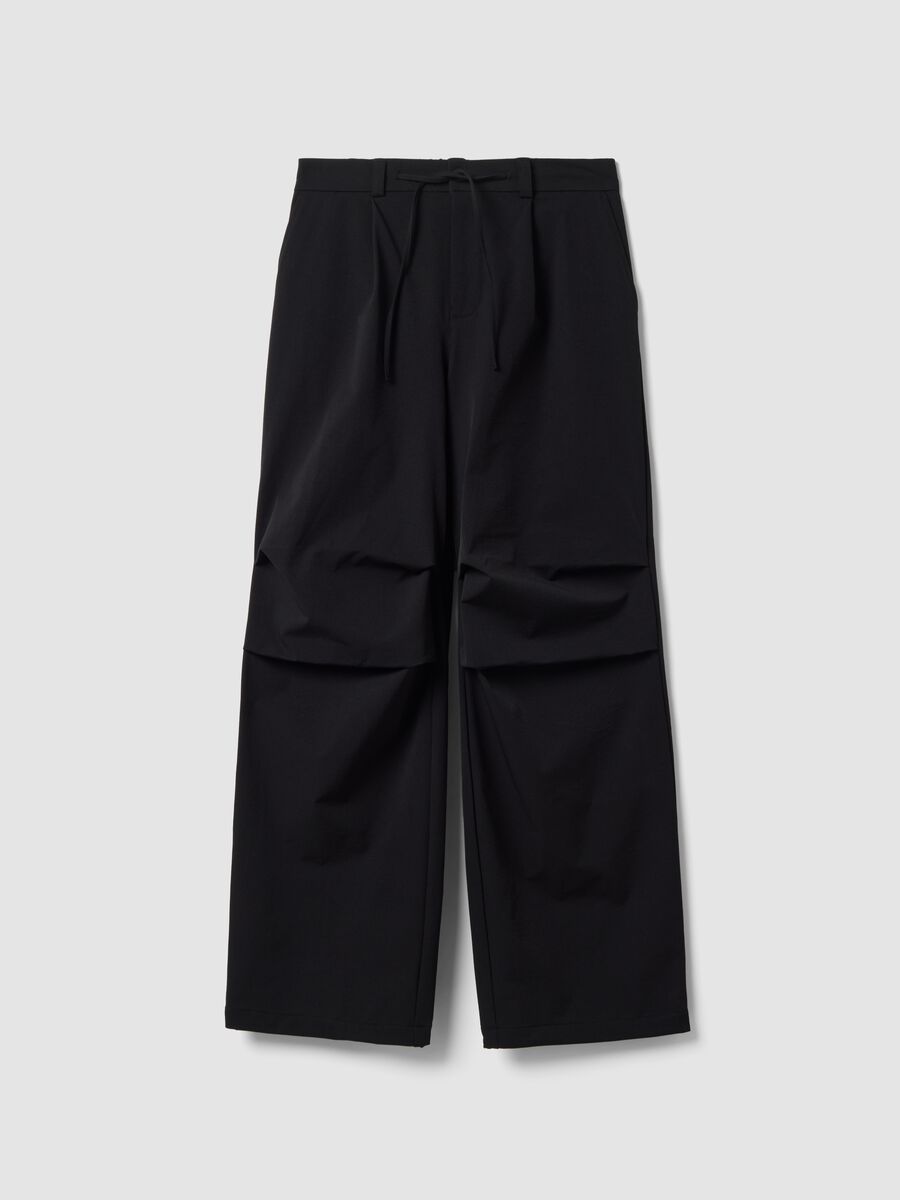 Pantaloni neri in tessuto elasticizzato parachute fit_0