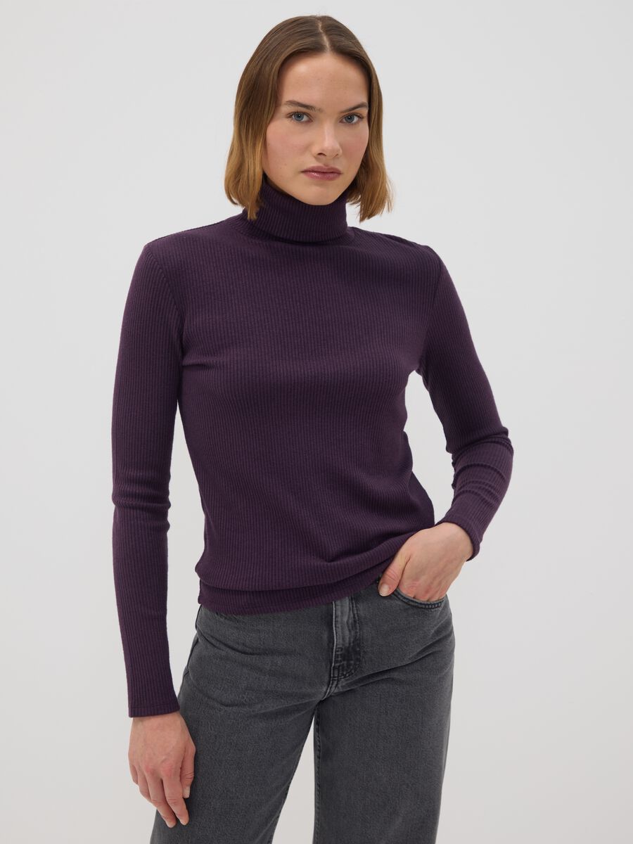 Maglia viola in misto viscosa a costine con girocollo_1
