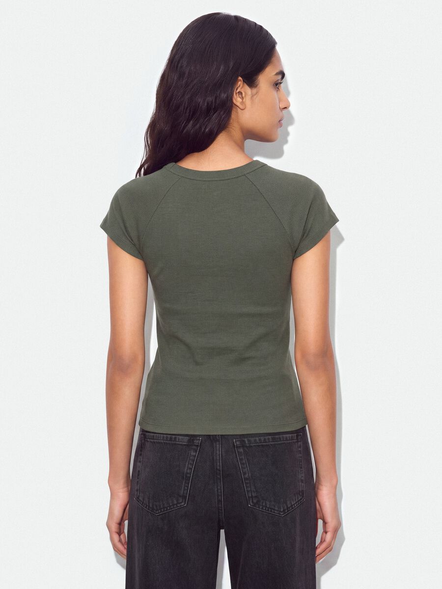 T-shirt fitted verde in cotone elasticizzato a costine con borchie_3