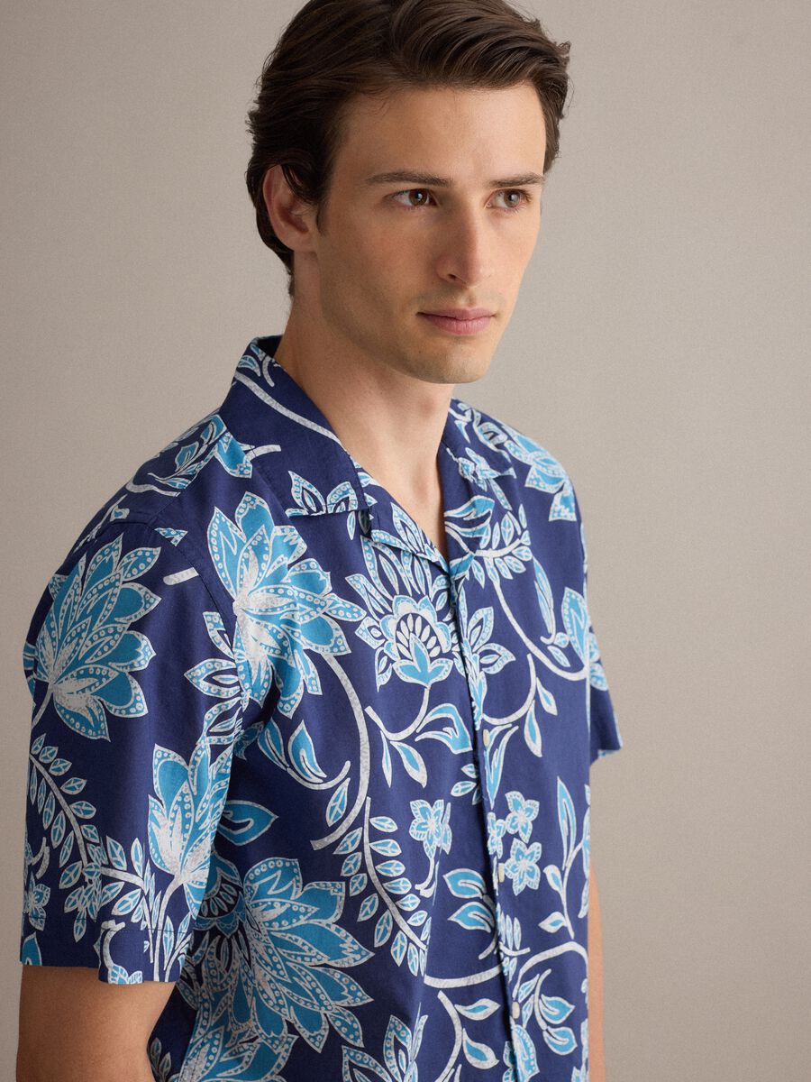 Camicia blu in cotone organico a maniche corte con stampa floreale_3