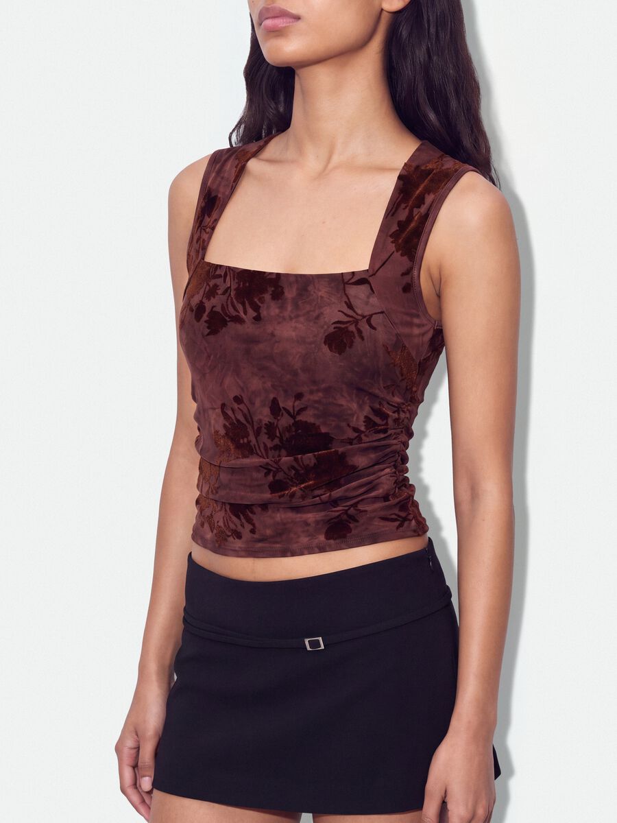 Top fitted rosso in tessuto elasticizzato con fantasia floreale_1