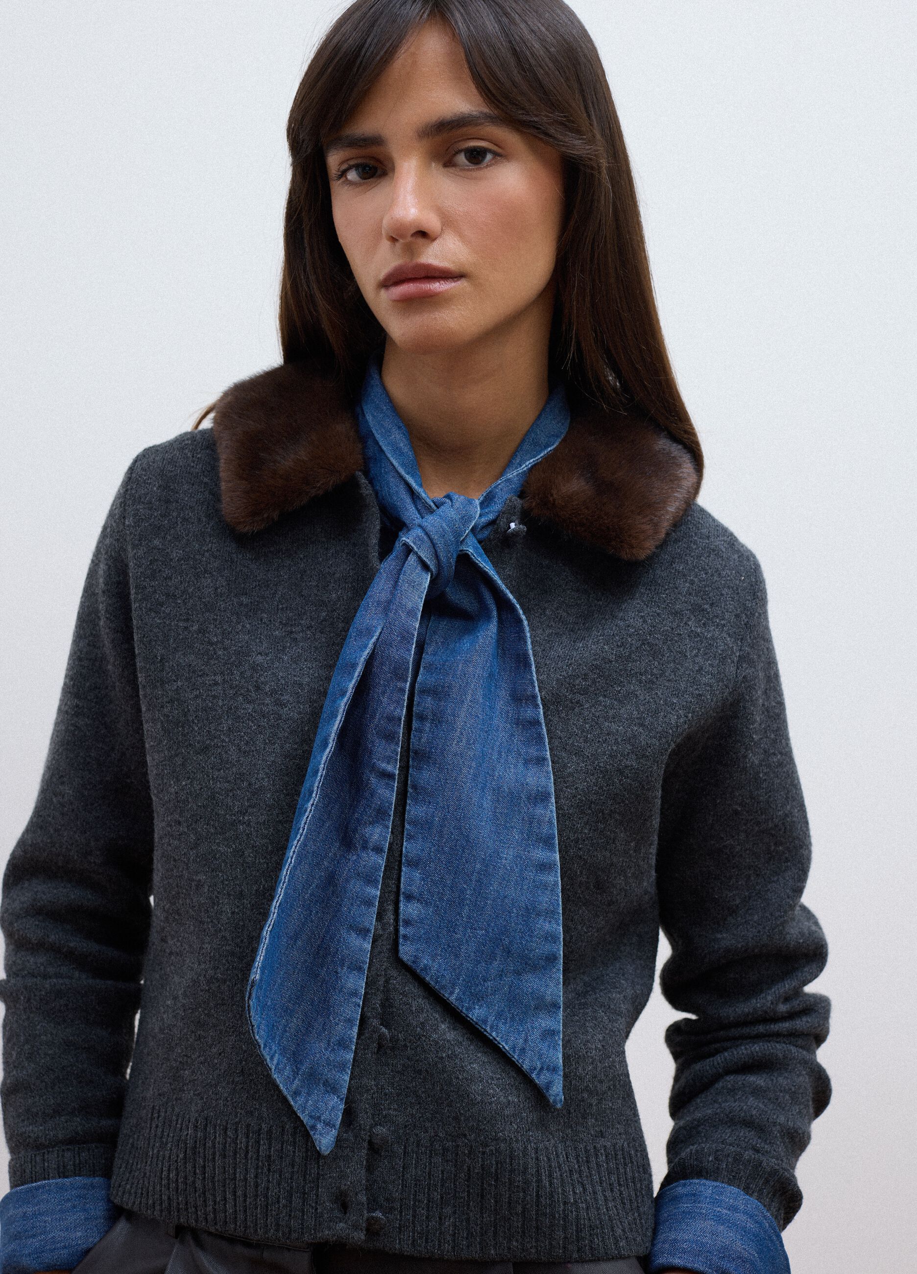 Grey cardigan with contrast collar, regular fit
