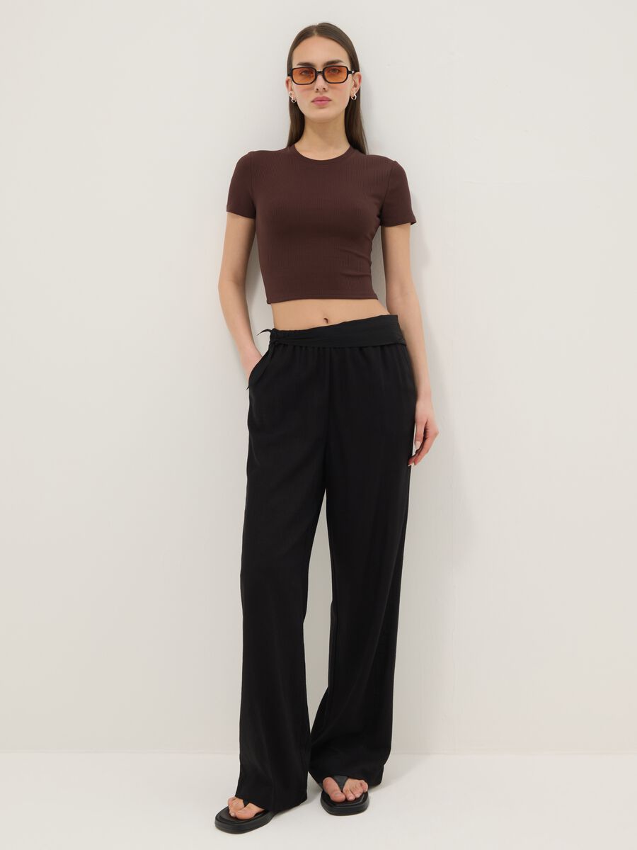T-shirt fitted in cotone elasticizzato marrone a costine_2