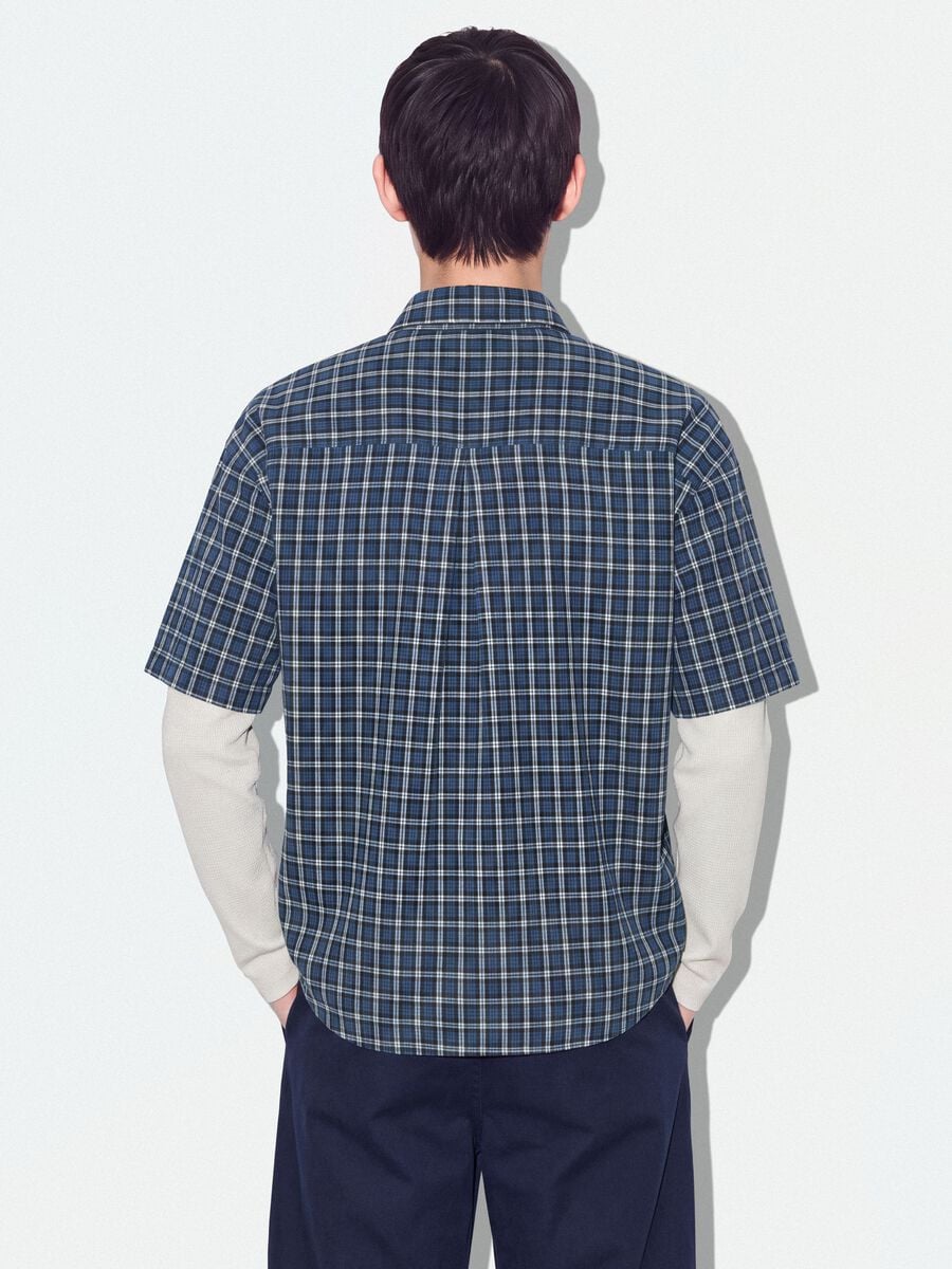 Camicia cropped blu a quadri in puro cotone con maniche doppie over fit_3