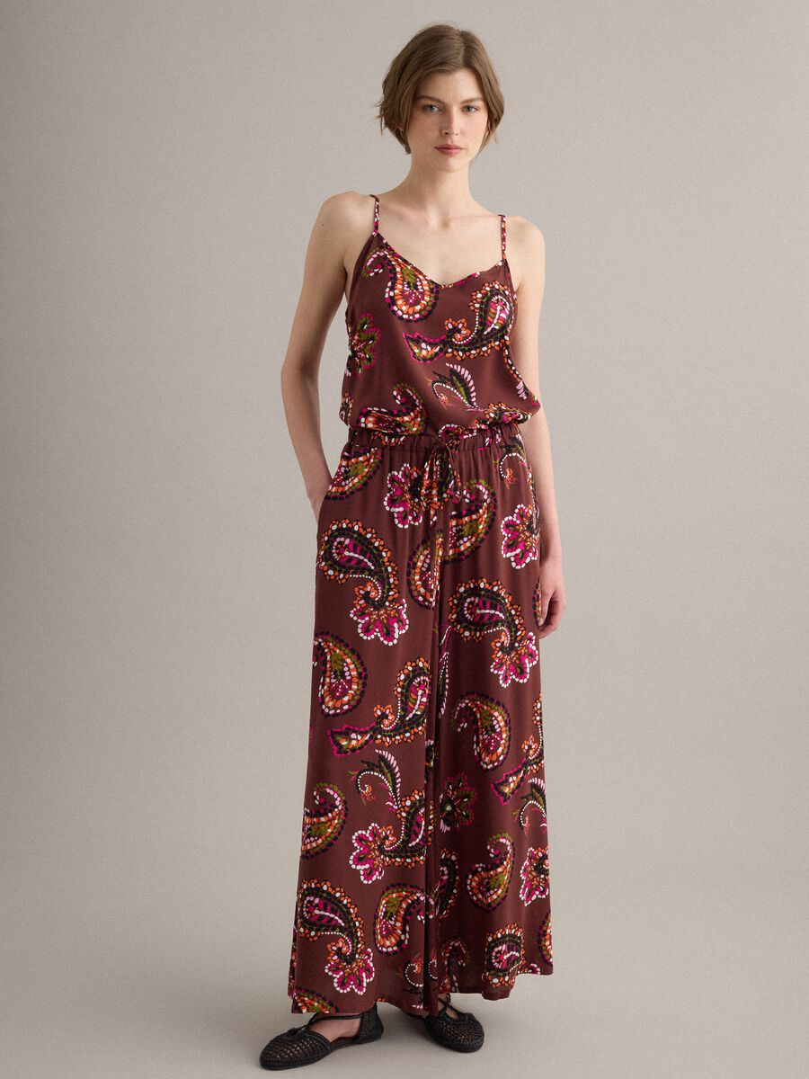 Tank top marrone in pura viscosa con stampa paisley_2