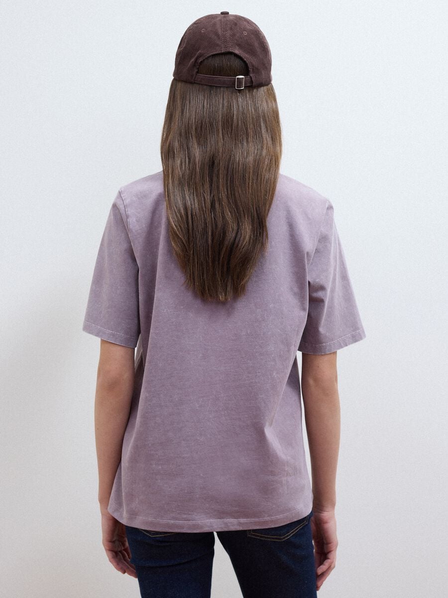 T-shirt viola in puro cotone con stampa floreale relaxed fit_3