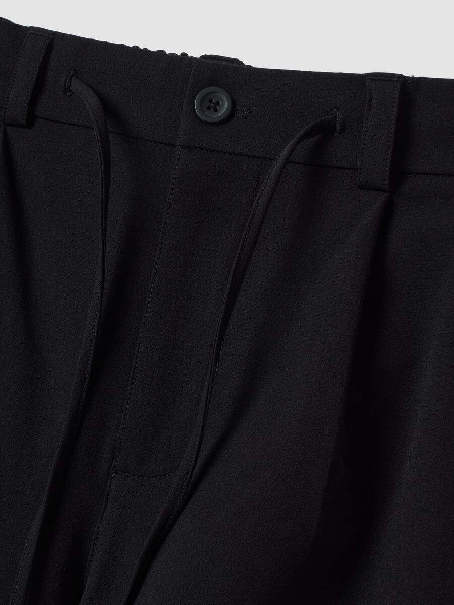 Pantaloni neri in tessuto elasticizzato parachute fit_1