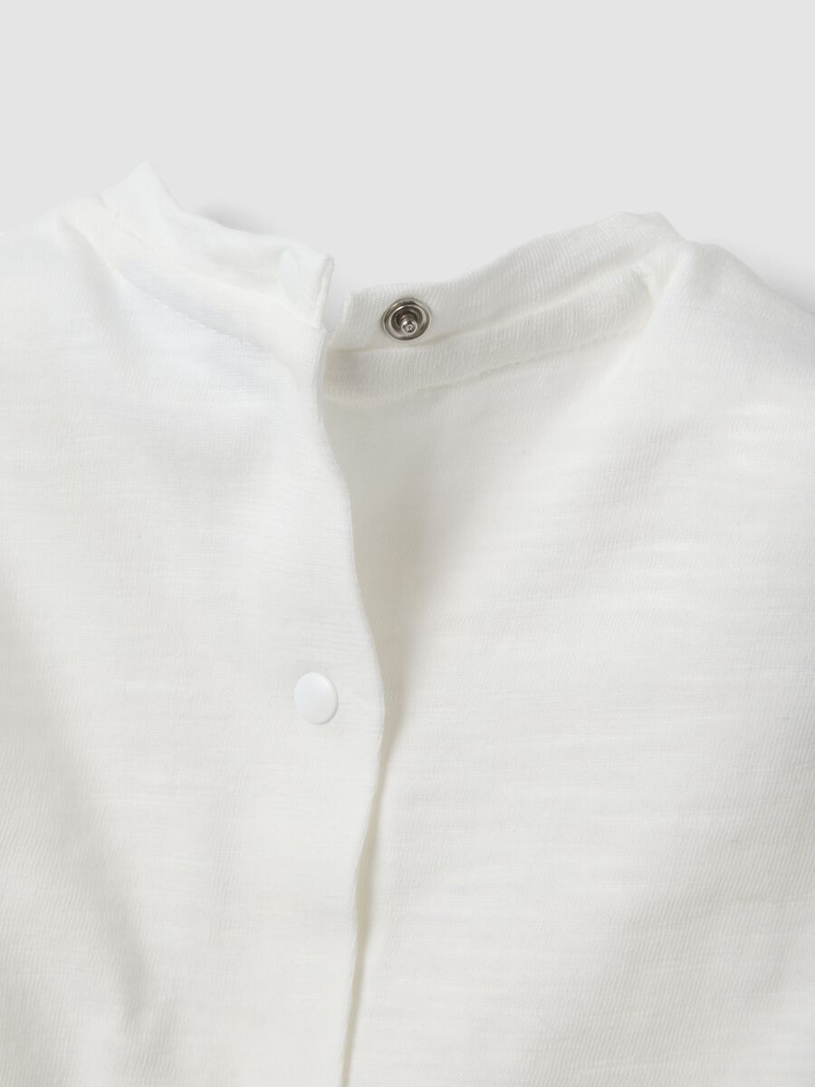 Completo bianco in cotone organico con t-shirt e short_2