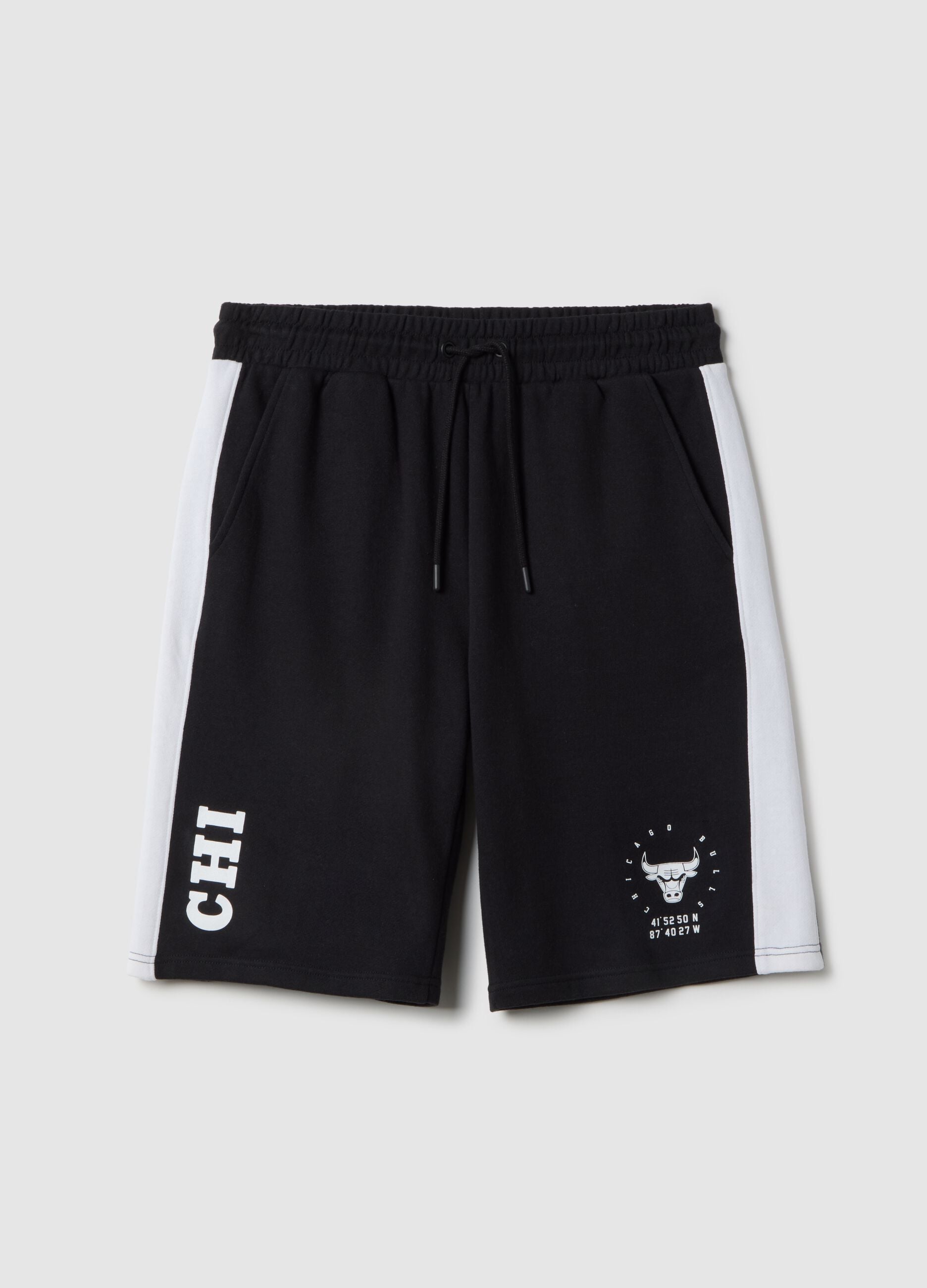 Black cotton blend regular fit sports shorts with Chicago Bulls logo