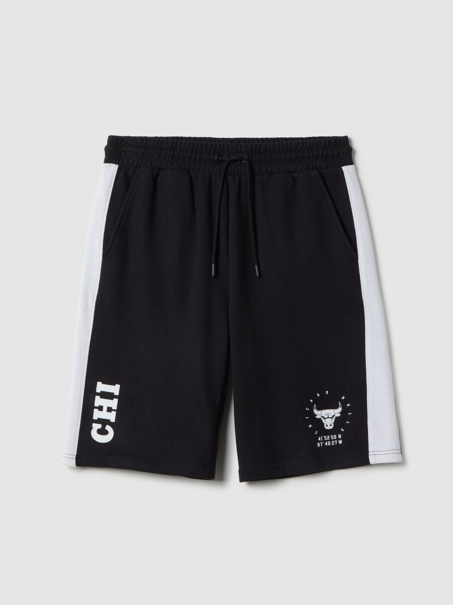 Black cotton blend regular fit sports shorts with Chicago Bulls logo_4