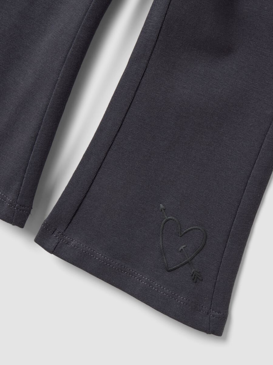 Black flared leggings in stretchy organic cotton blend with heart print for baby girl_3