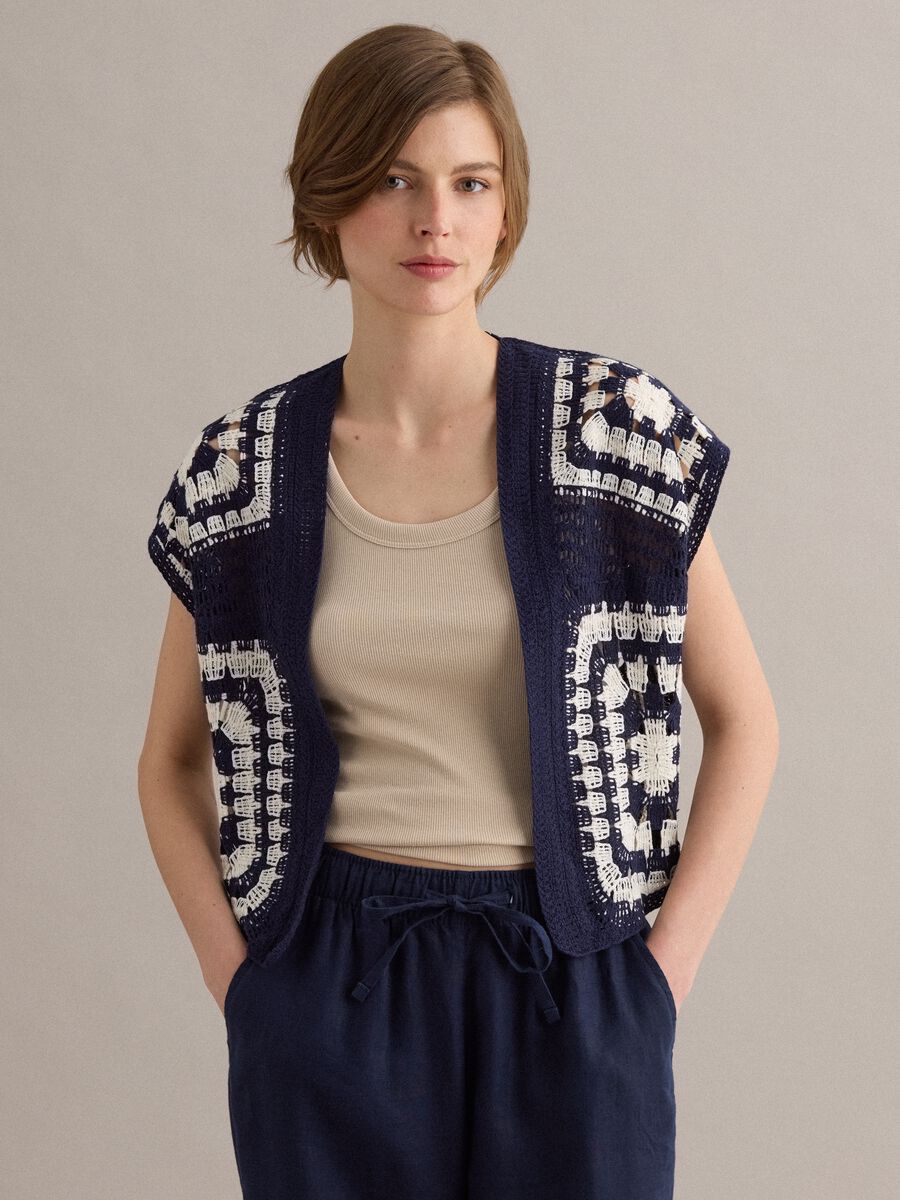Gilet bianco e blu in crochet di misto cotone regular fit_1