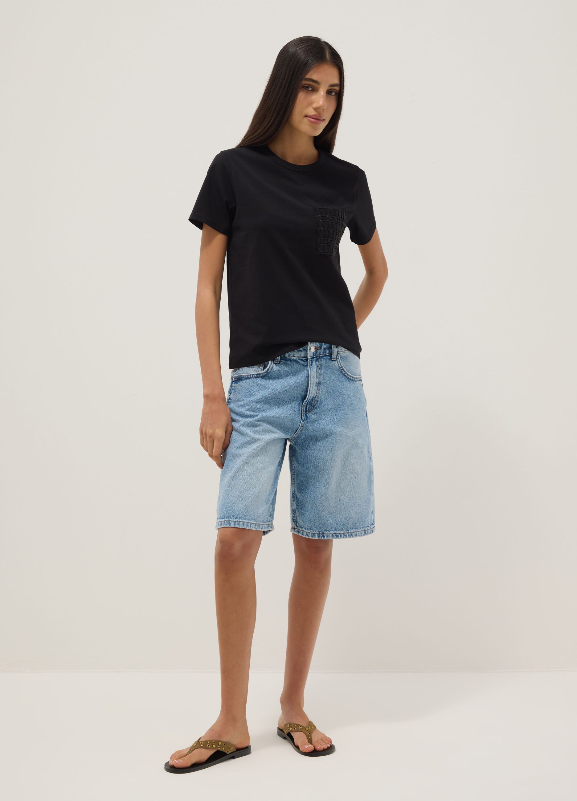 Black pure cotton regular-fit T-shirt with embroidered chest pocket
