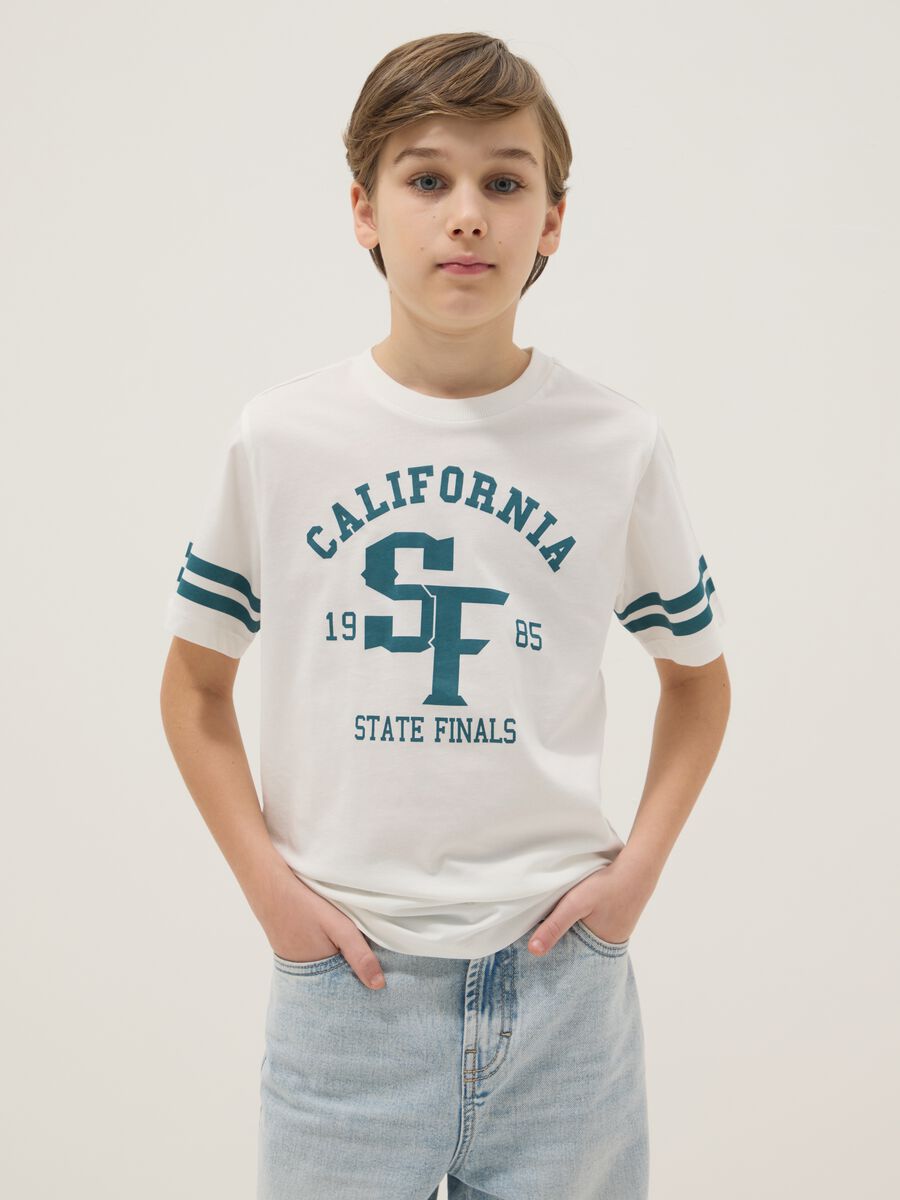 T-shirt bianca in puro cotone da ragazzo con dettagli grafici regular fit_0