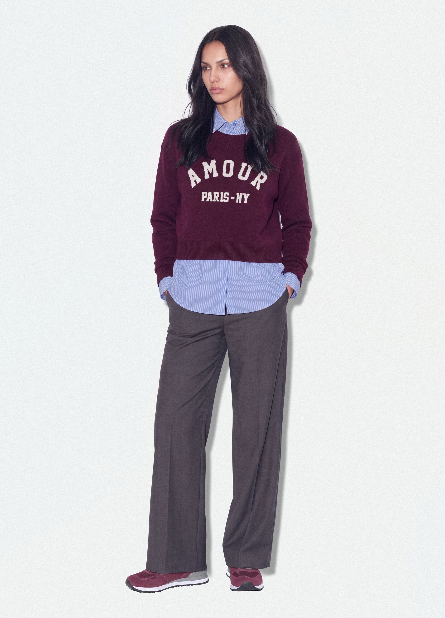 Maglia viola in misto viscosa e lana con scollo a V e inserto camicia