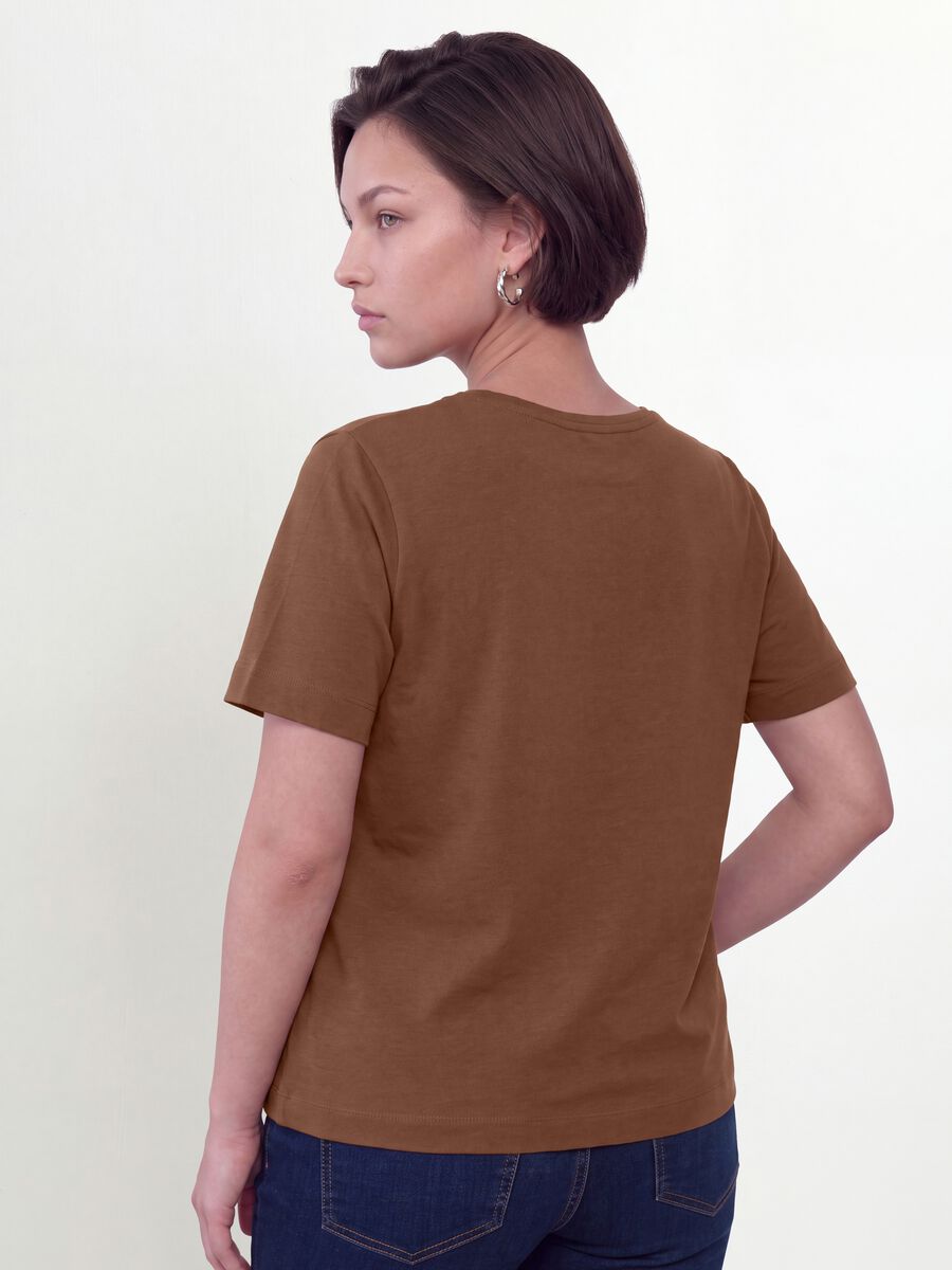 T-shirt marrone in puro cotone con stampa floreale regular fit_3