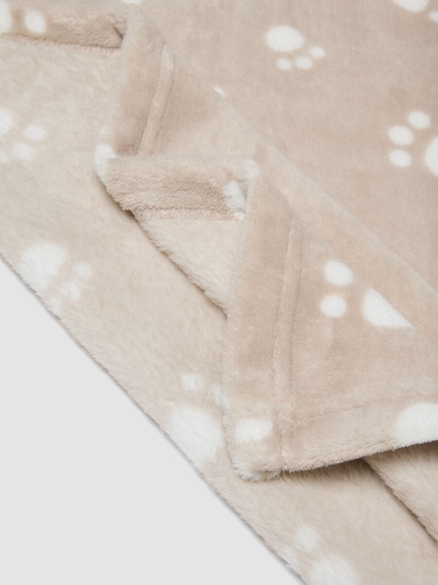 Beige baby blanket with paw-print design_2
