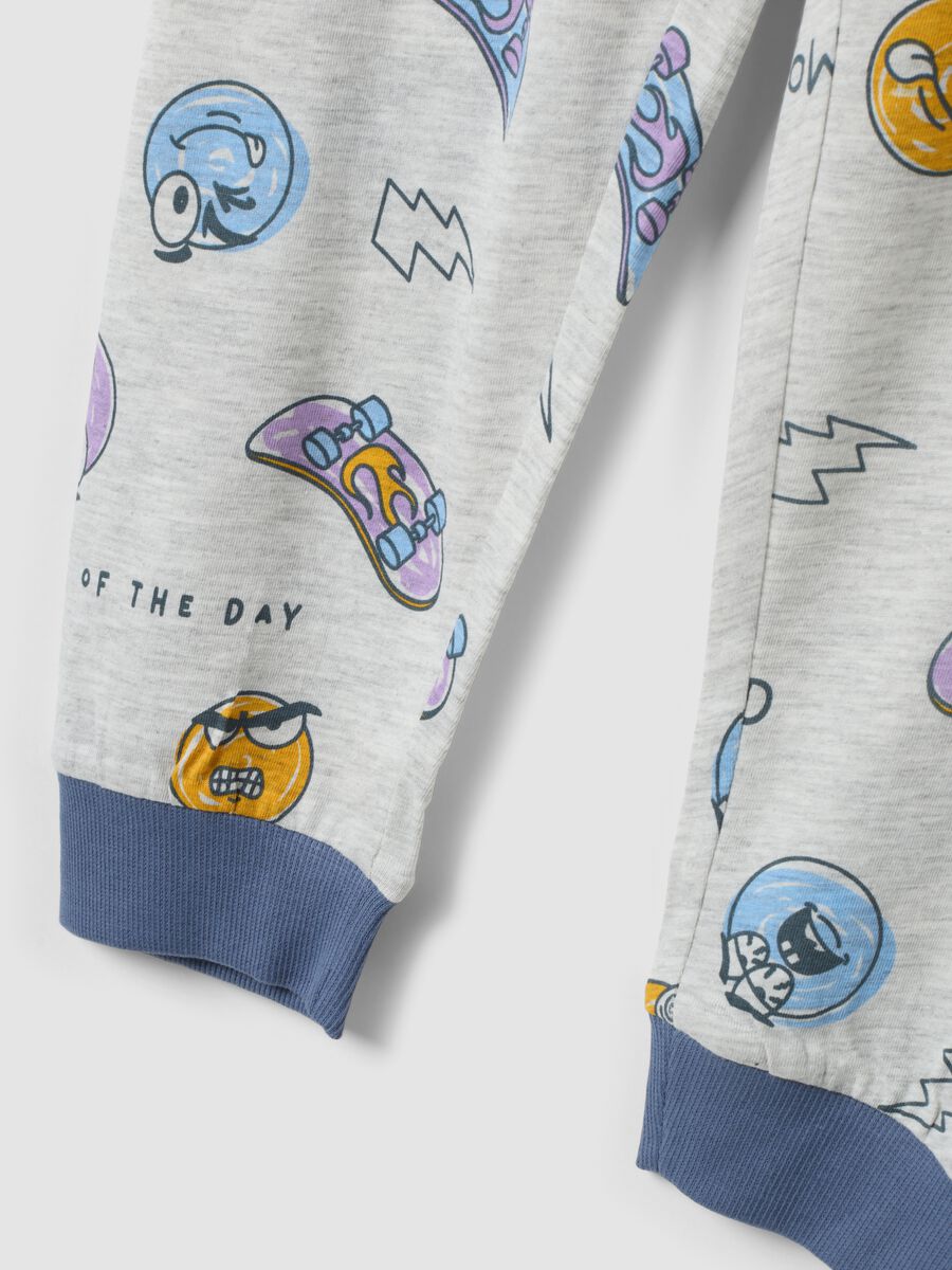 Grey organic cotton jersey pyjamas with all-over print for boys_3